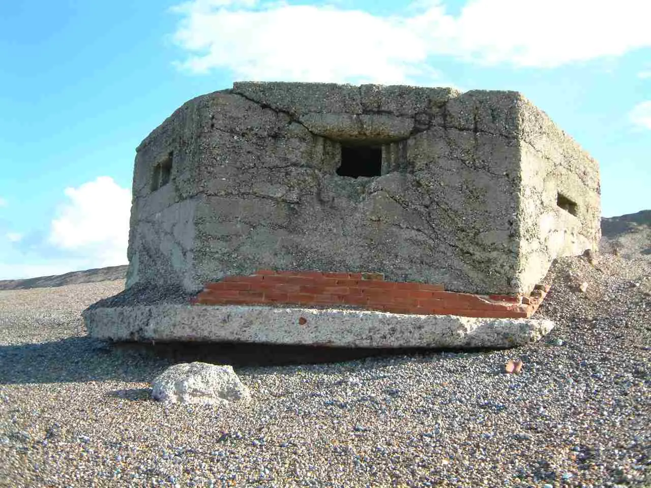 Photo showing: WW2 Type 22 Pillbox on the shingle beach at Kelling North Norfolk England.
During winter storms in February 2021 this pillbox broke up.

Taken March 2004 by John Beniston (palmiped)
