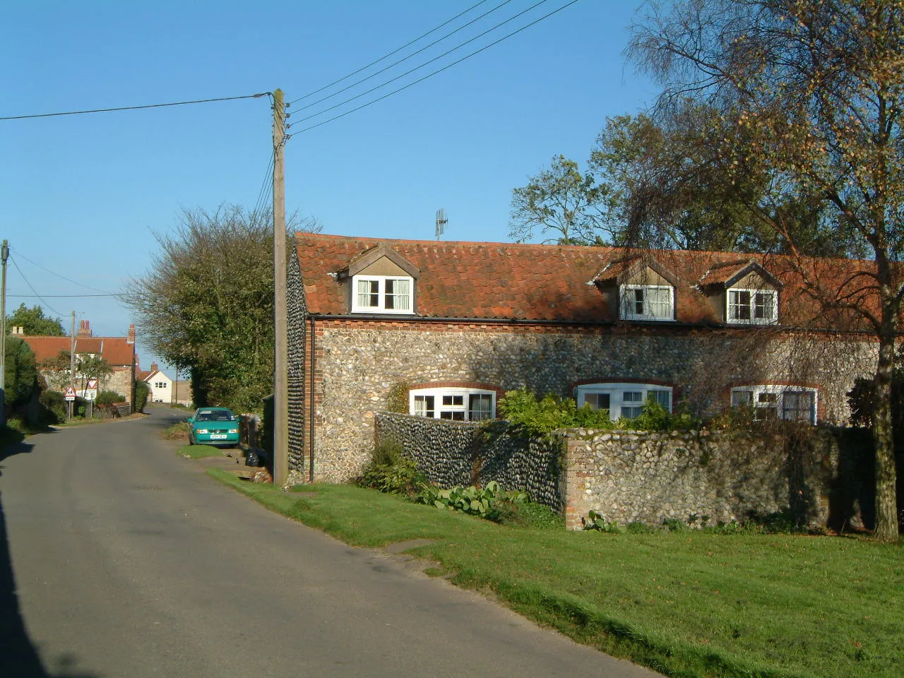 Photo showing: The Street, Kelling, North Norfolk. Taken by me John Beniston November 2001.