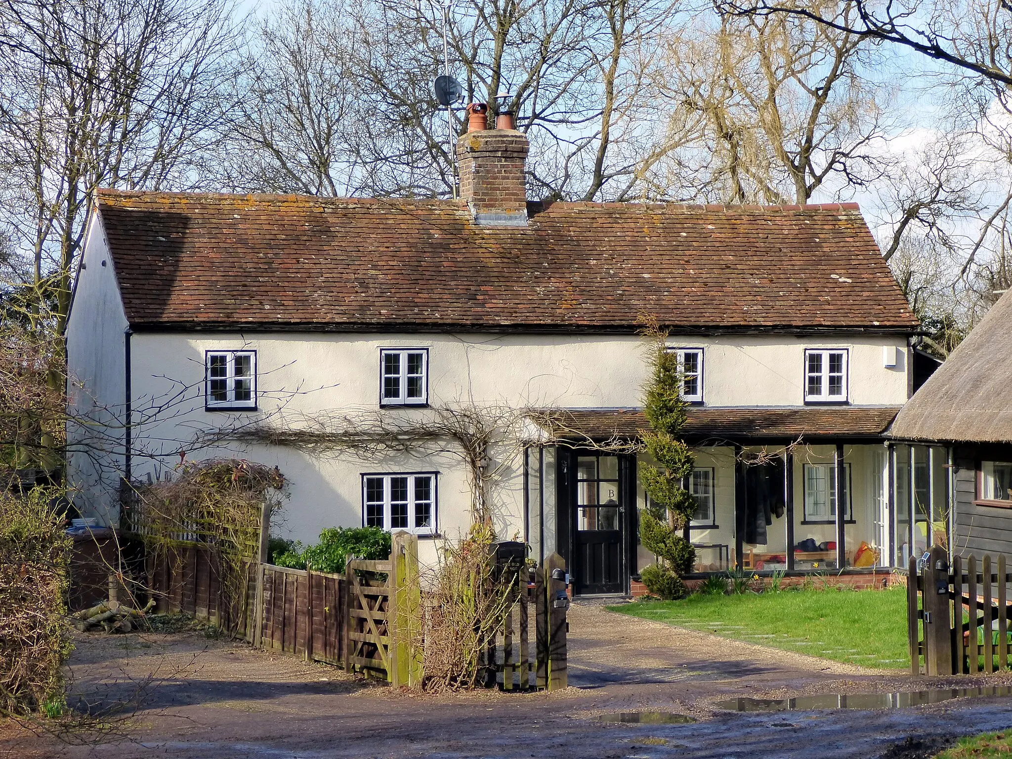 Photo showing: The Old Forge, Cottered, Hertfordshire (Grade II), 16 March 2018. Timber framed house of 17th-century original, heightened to 2 storeys and made 2 houses in late-18th or early-19th century and made one house in the 20th.

To see my collections, go here.