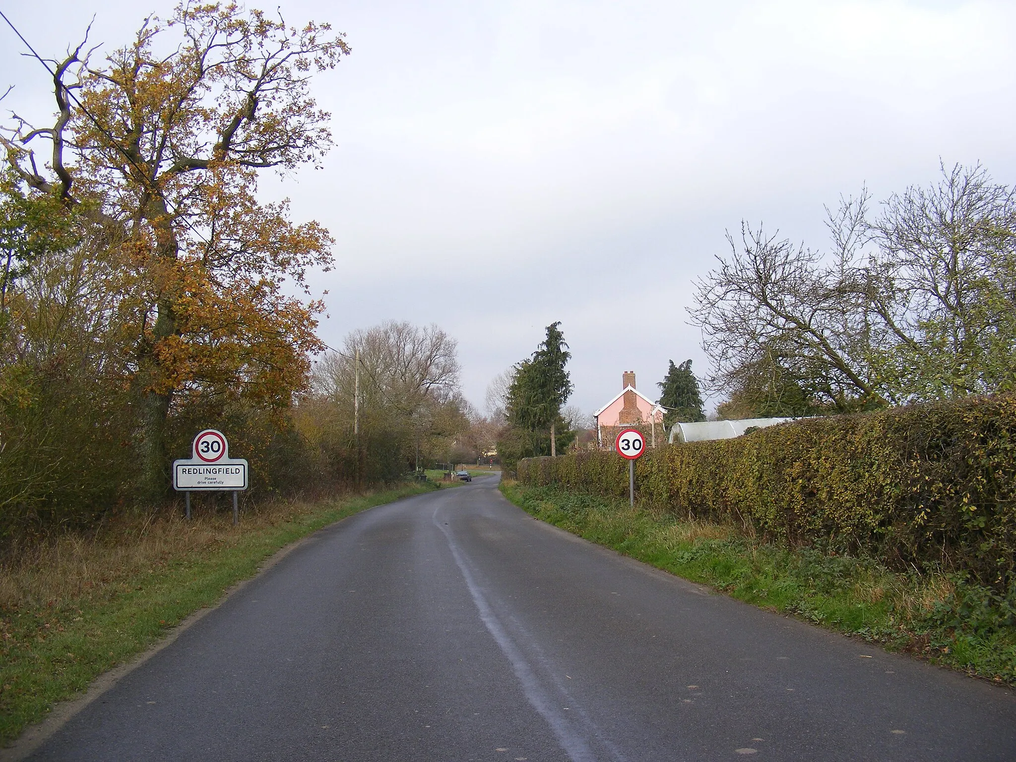 Photo showing: Entering Redlingfield on Church Road