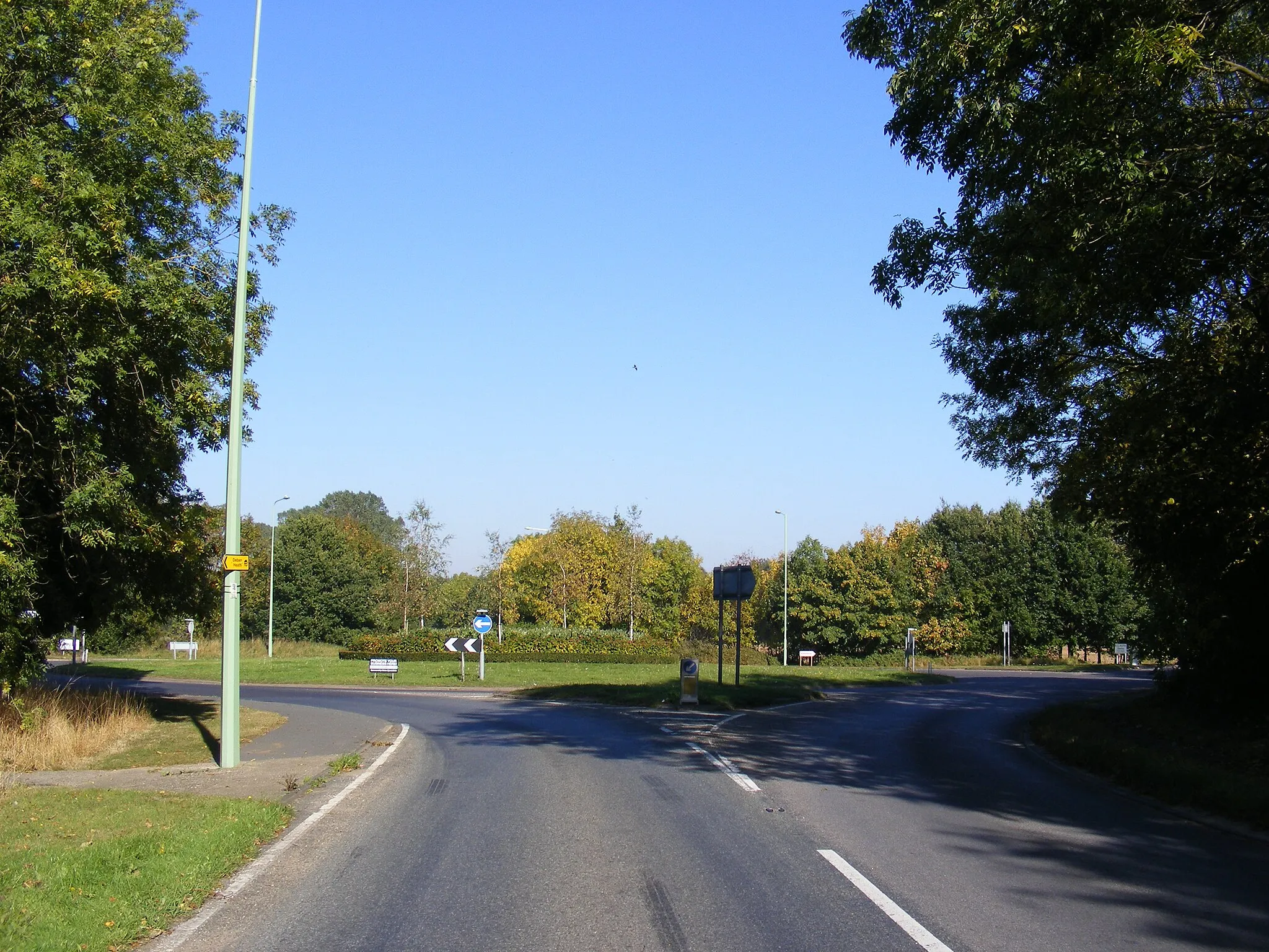 Photo showing: A1152 approaching the Bentwater Airfield roundabout