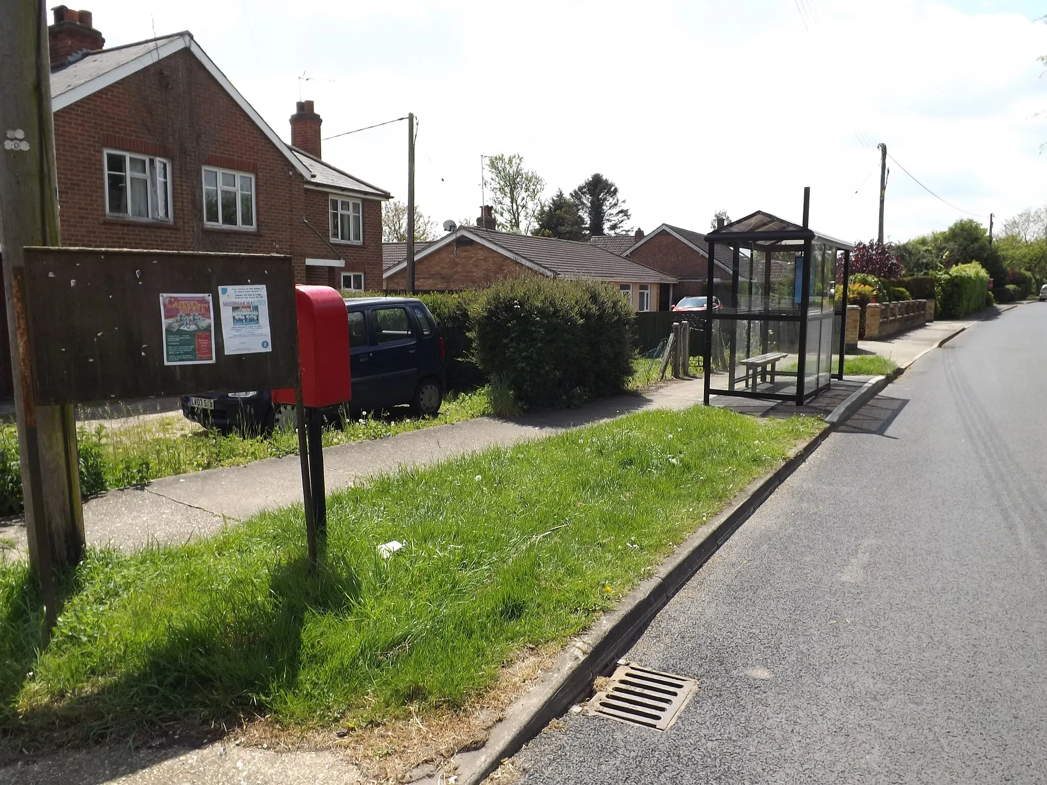Photo showing: 2 Newlands Postbox & Bus Shelter