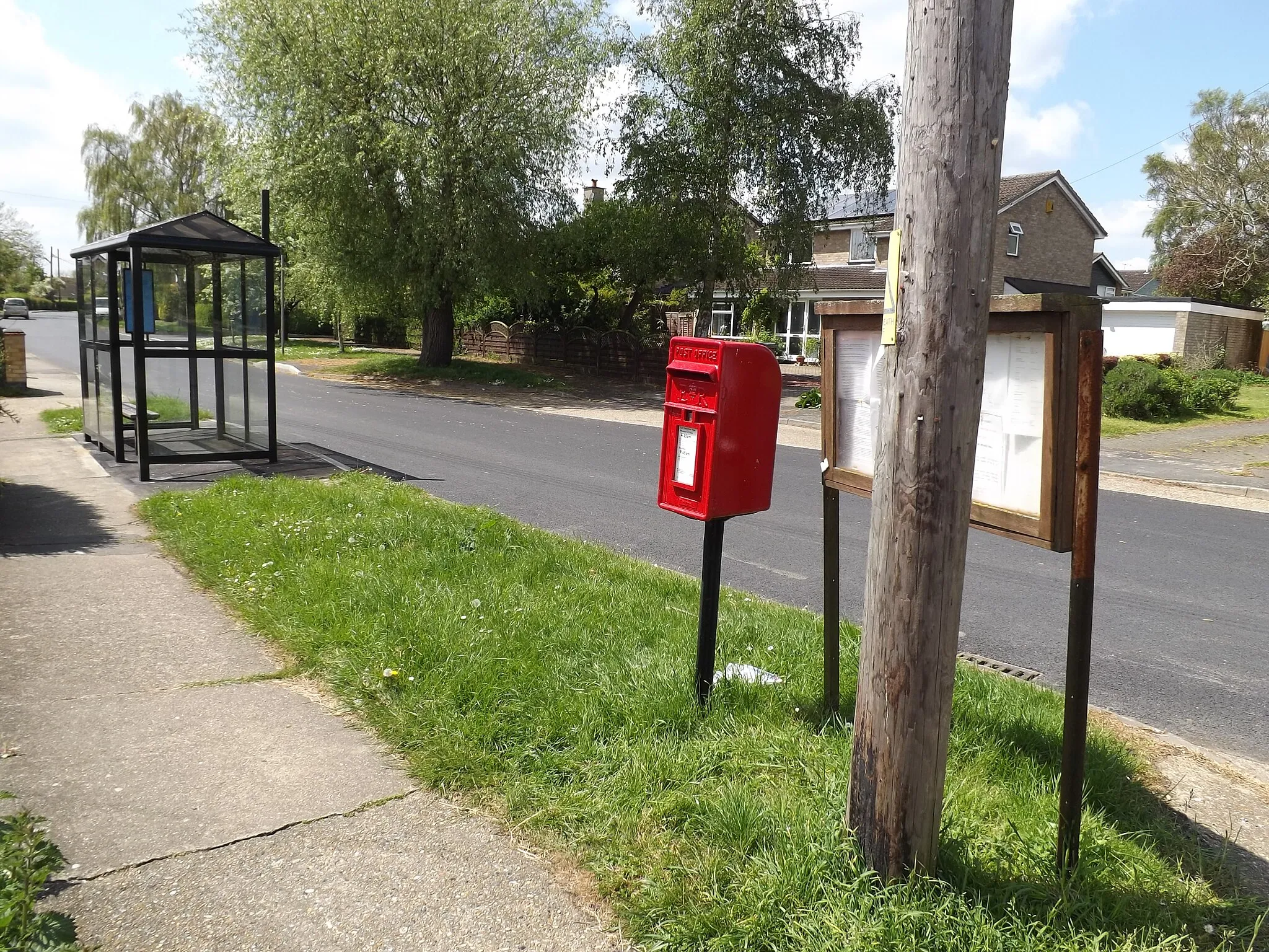 Photo showing: 2 Newlands Postbox & Bus Shelter