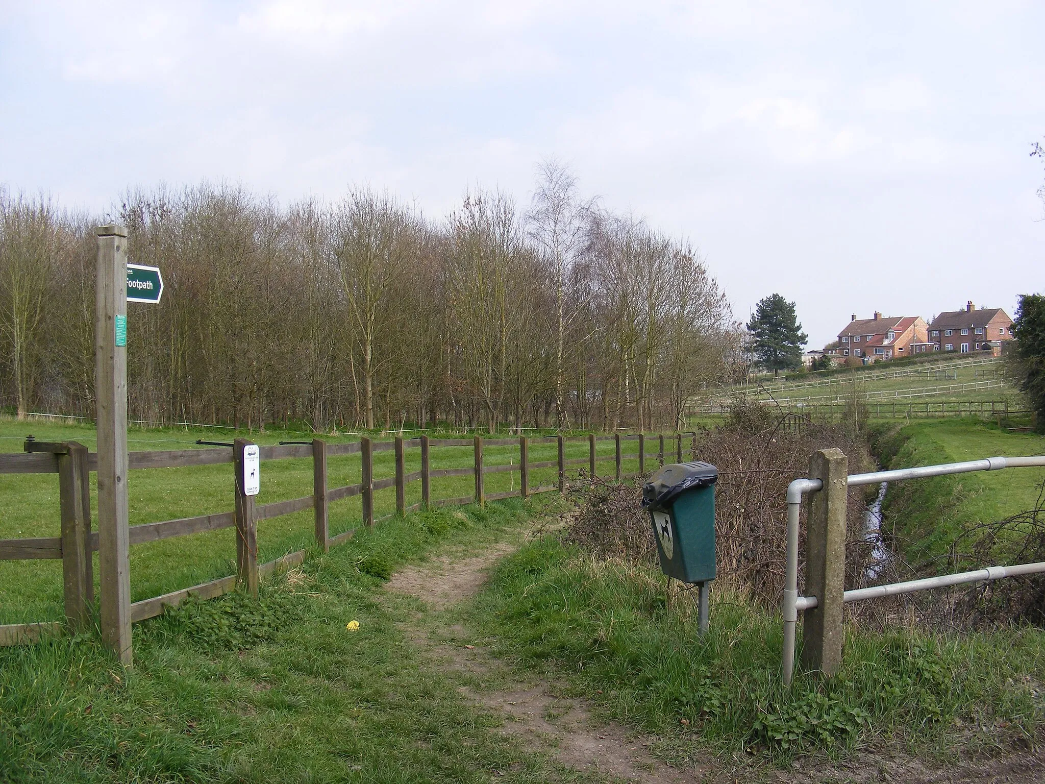 Photo showing: Footpath to the B1078