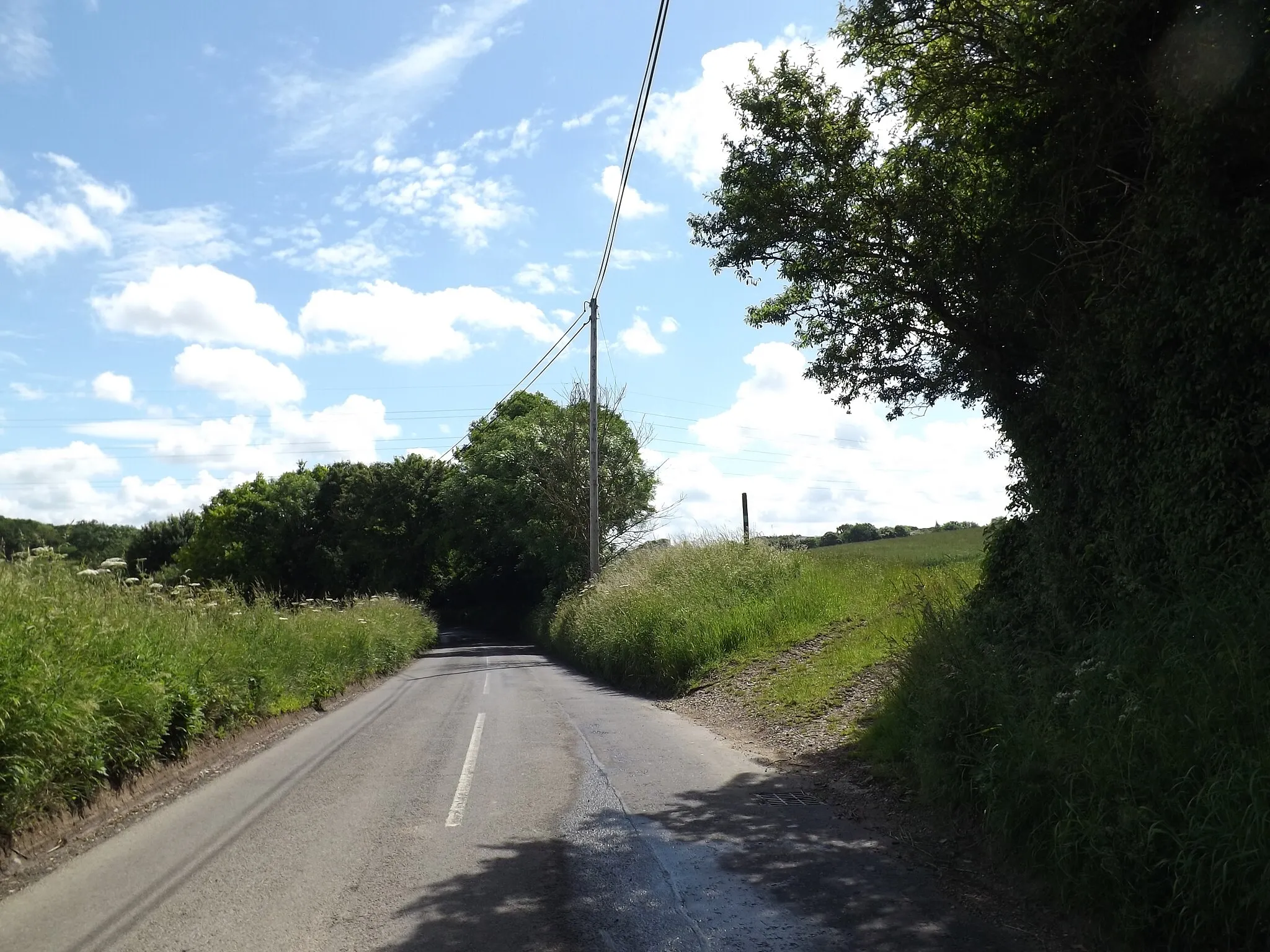 Photo showing: Bildeston Road & footpath