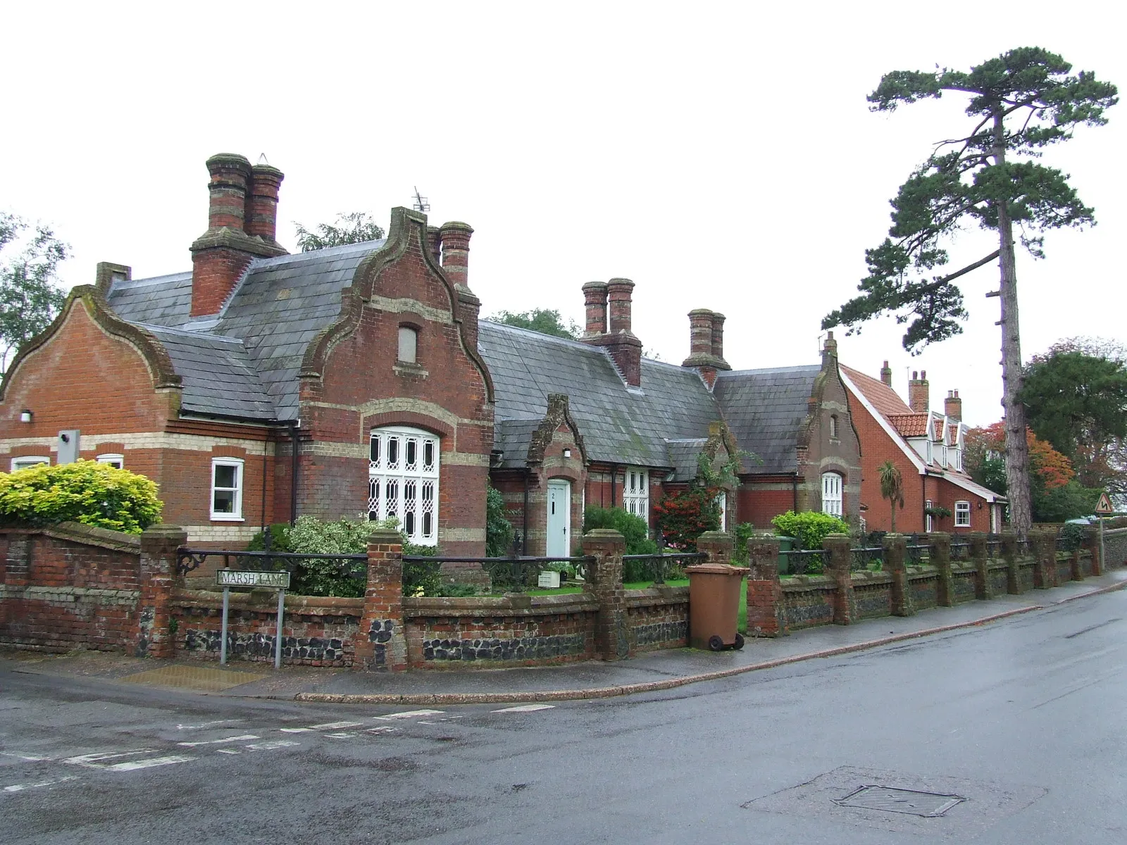 Photo showing: Almshouses