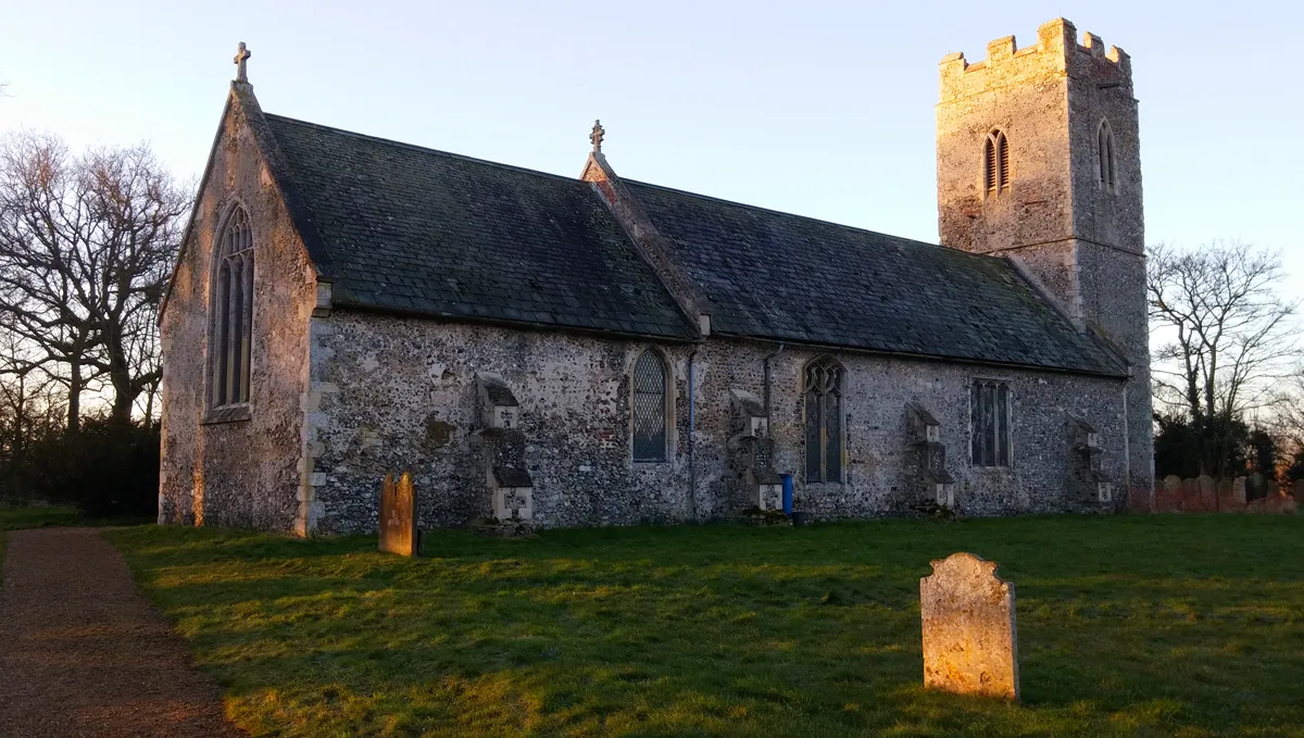 Photo showing: St Mary's, Homersfield, in early-morning light