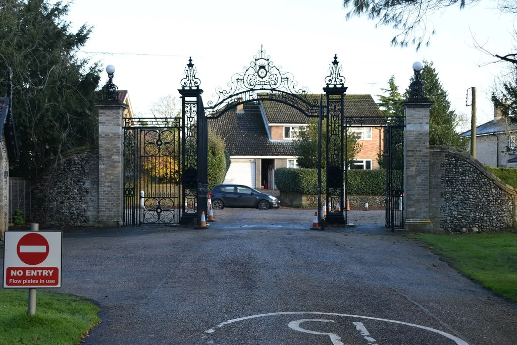 Photo showing: Gates, Culford Park