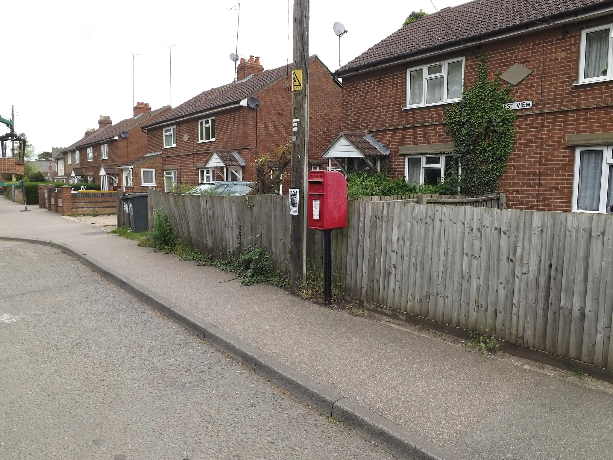 Photo showing: The Chequers Postbox