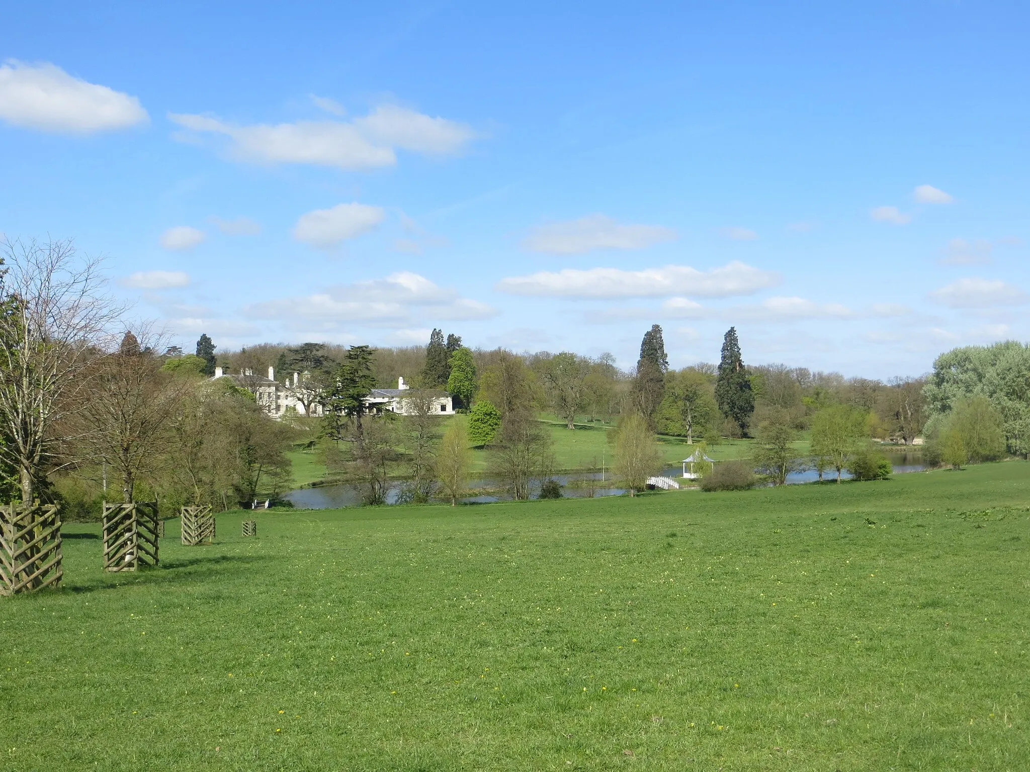 Photo showing: Chadacre Hall and lake