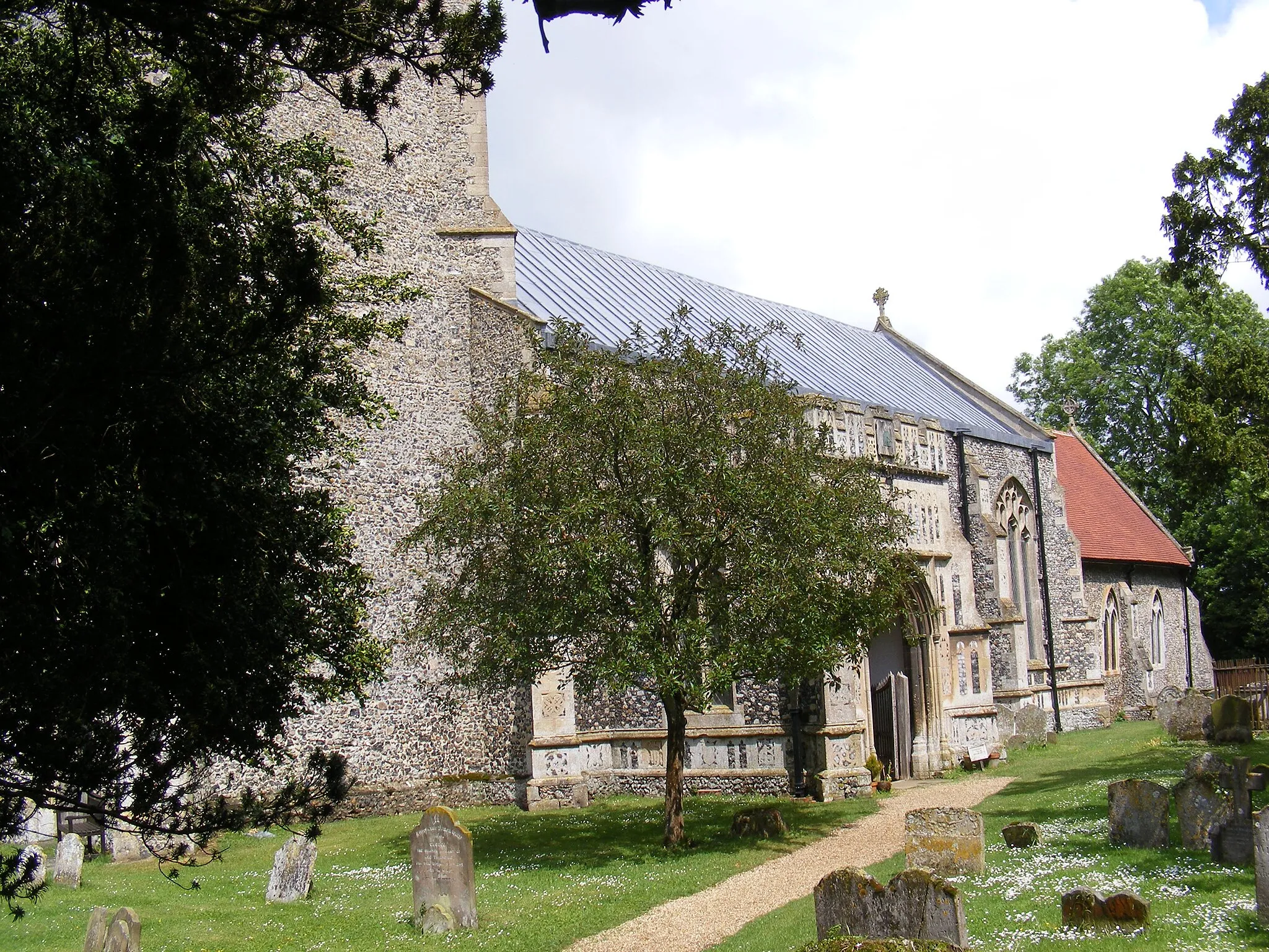 Photo showing: South side of St Mary's parish church, Worlingworth, Suffolk, seen from the southwest