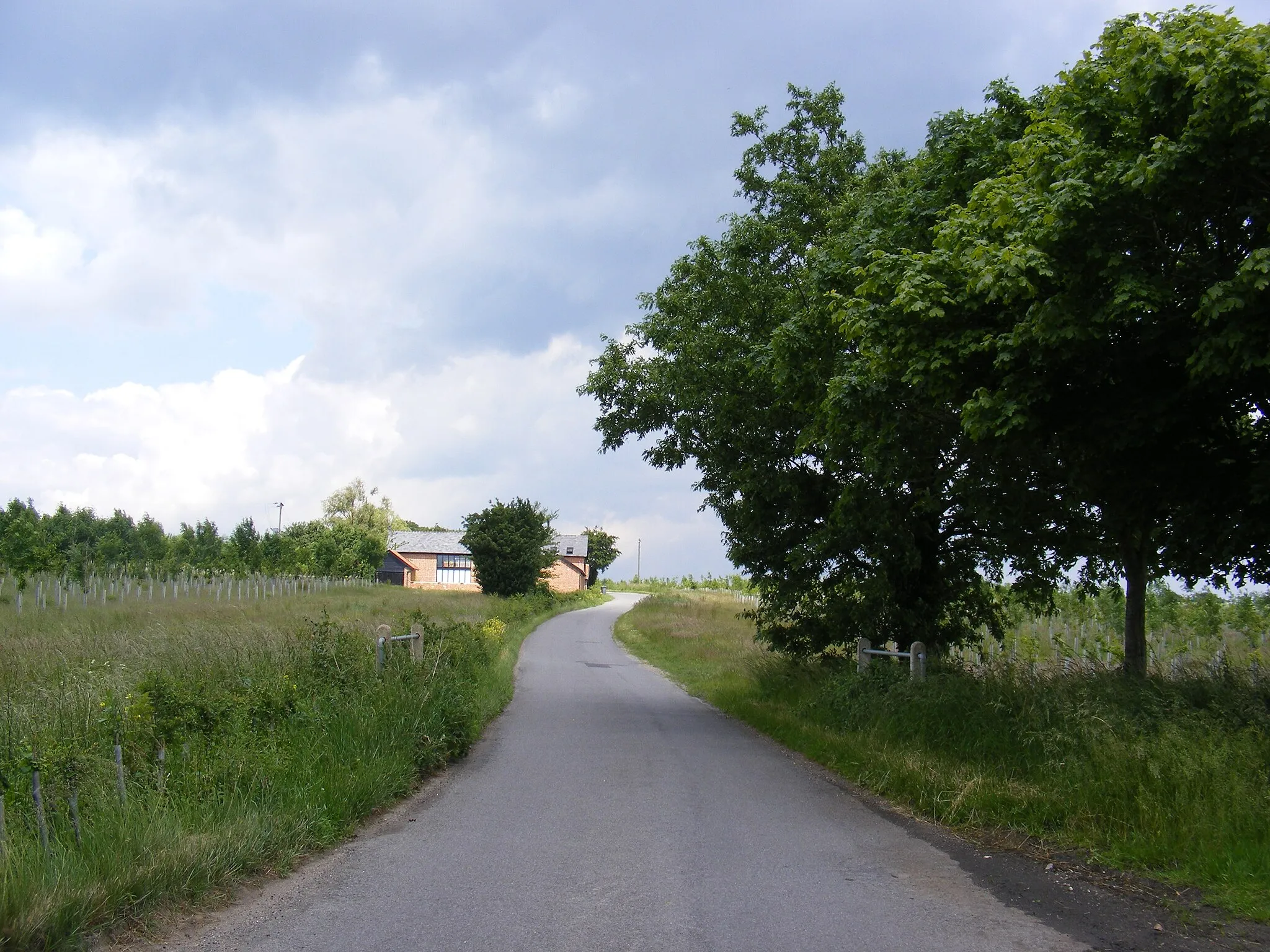 Photo showing: Barell's Hill & Hill Farm Barn