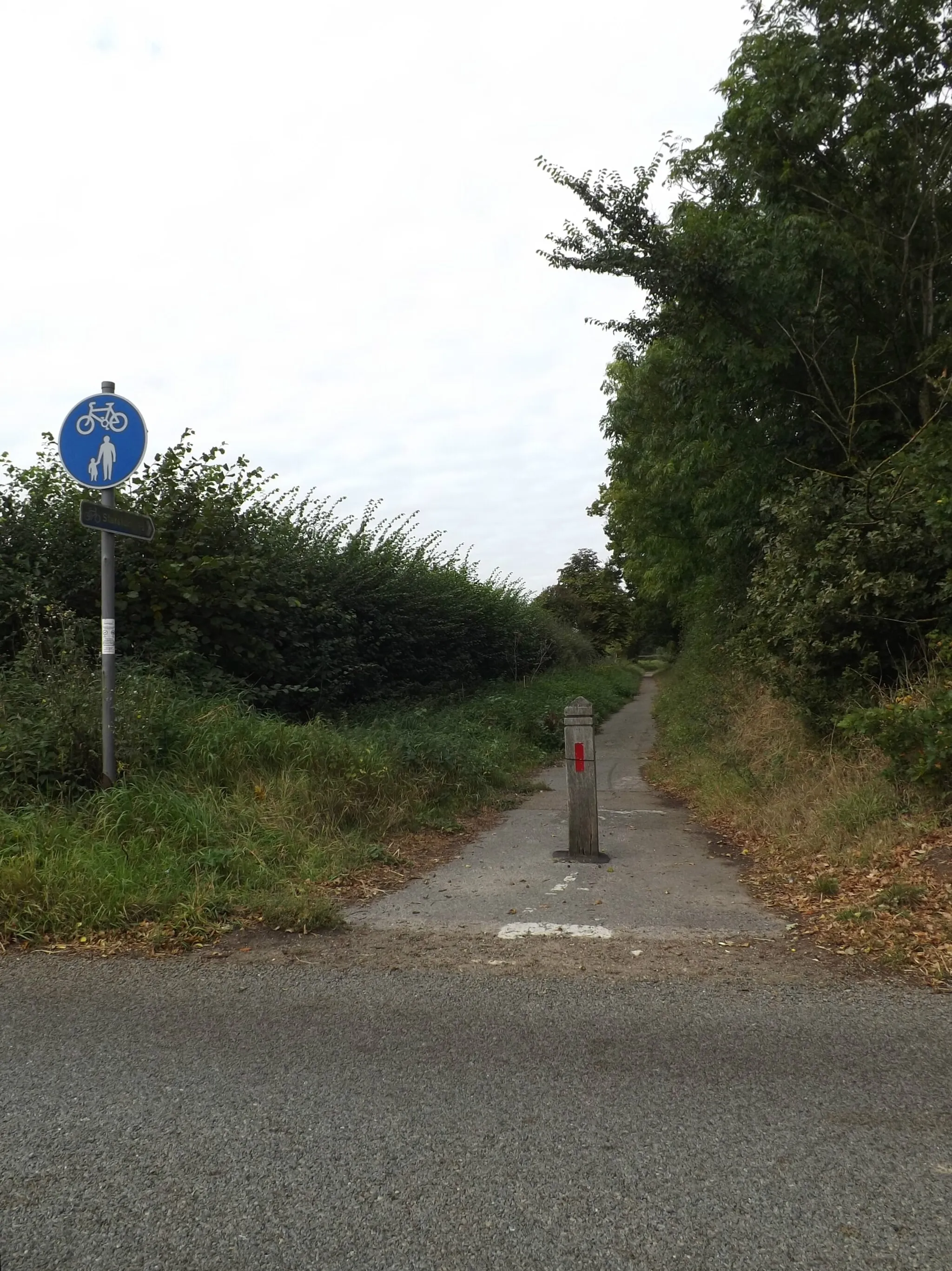 Photo showing: Bunn's Lane footpath to Railway Hill & Grove Road