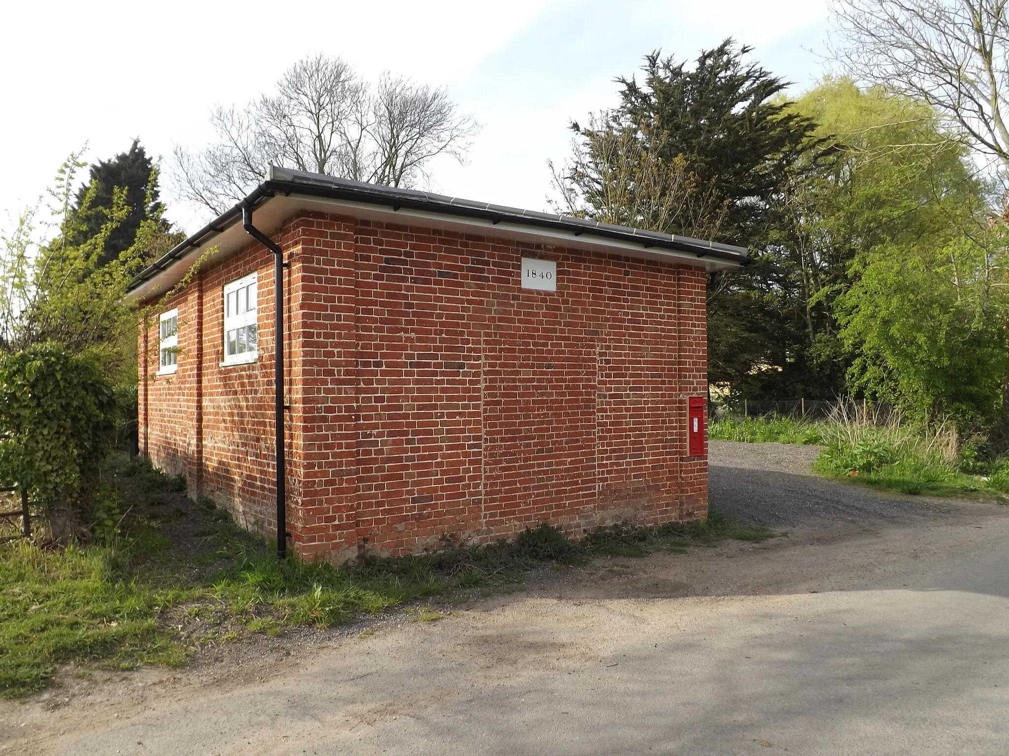 Photo showing: The Reading Room & Rectory Road Victorian Postbox