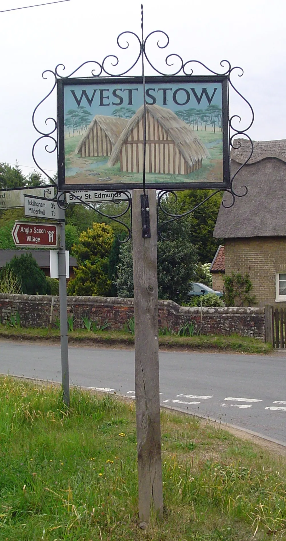 Photo showing: Signpost in WestStow