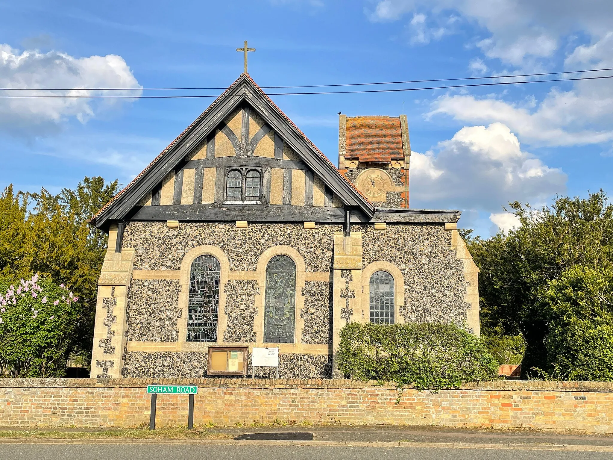 Photo showing: The front of the mainly 19th century Holy Cross Church, Stuntney