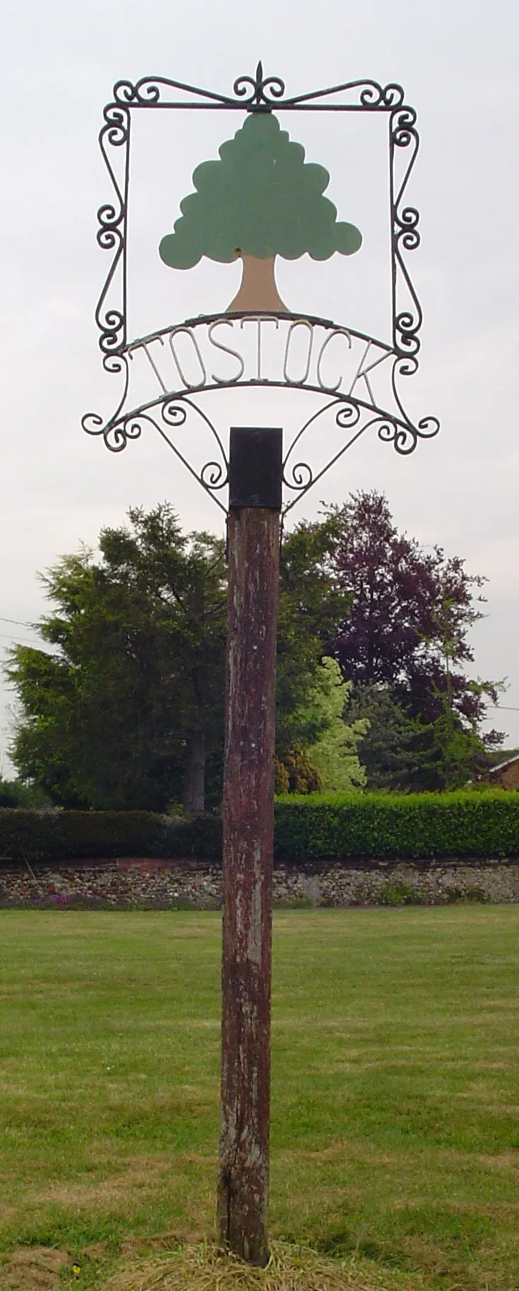 Photo showing: Signpost in Tostock