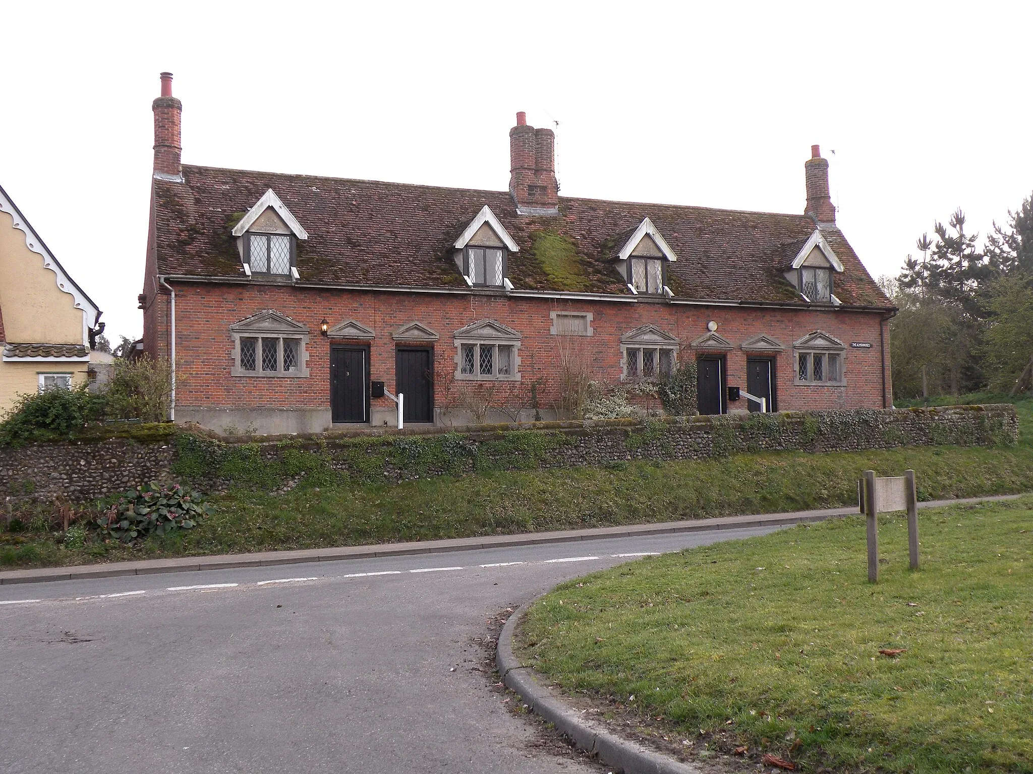 Photo showing: 18th century almshouses by Stowlangtoft church