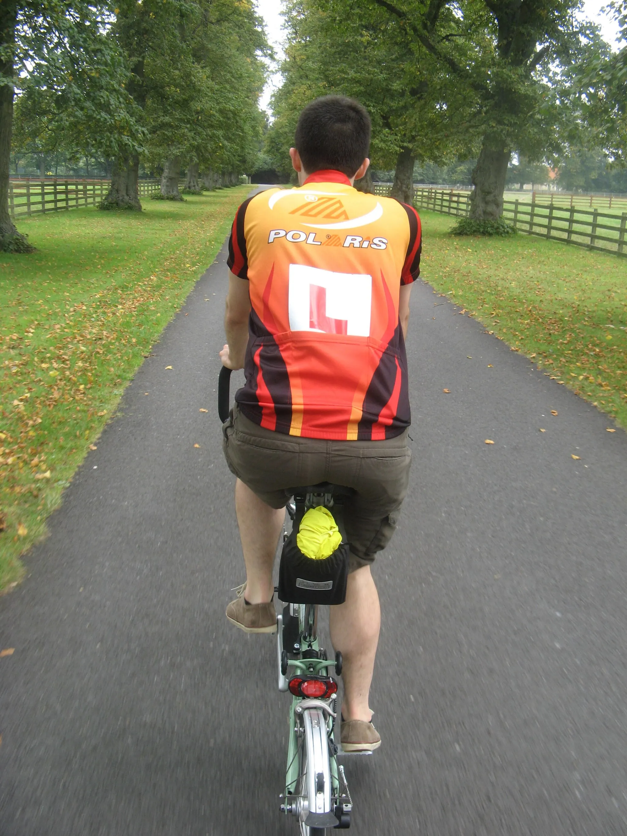 Photo showing: Cyclist with L-plate, Learner cyclist, stunted for website