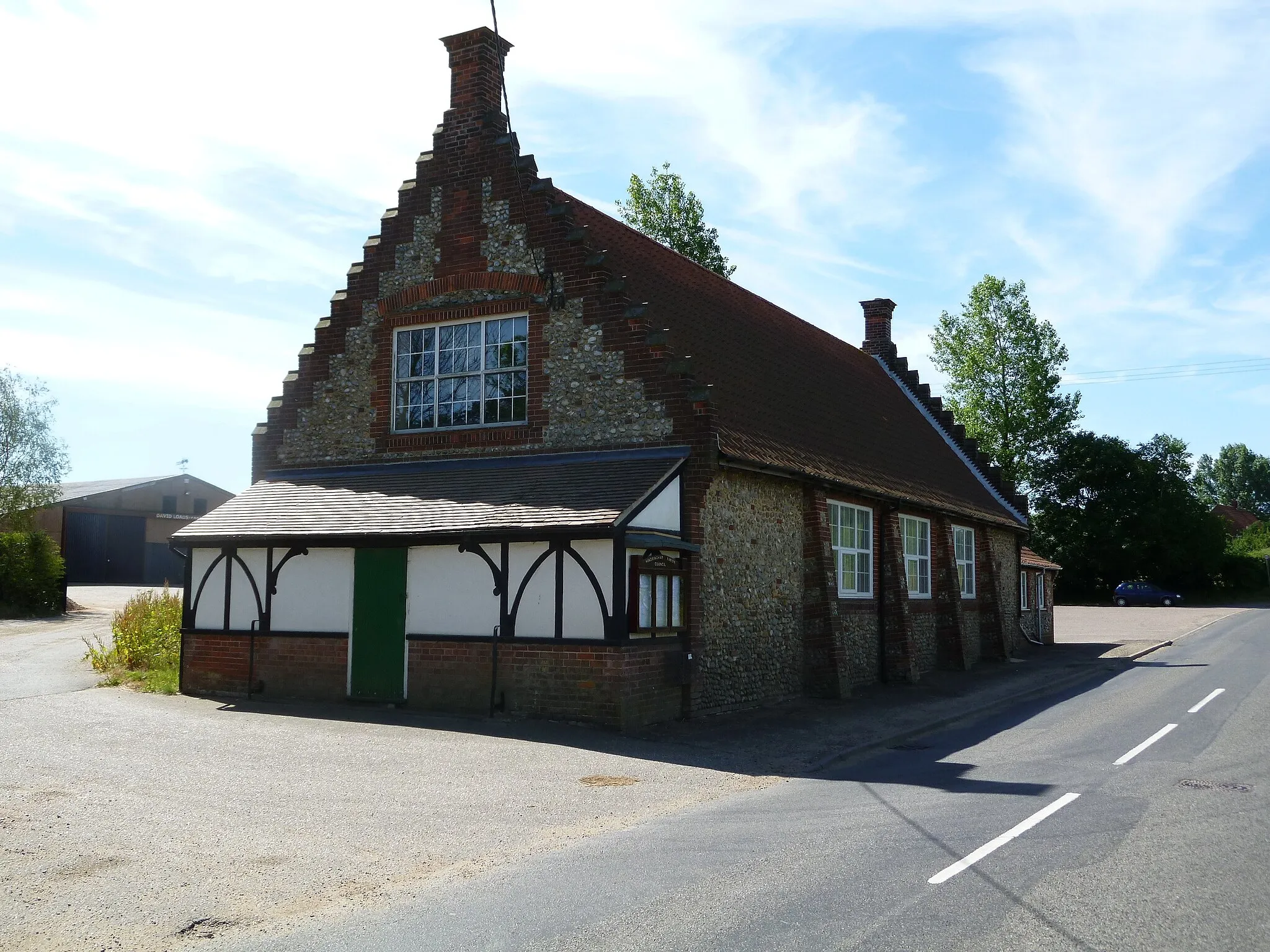 Photo showing: Hindringham: the Village Hall, in Arts and Crafts style