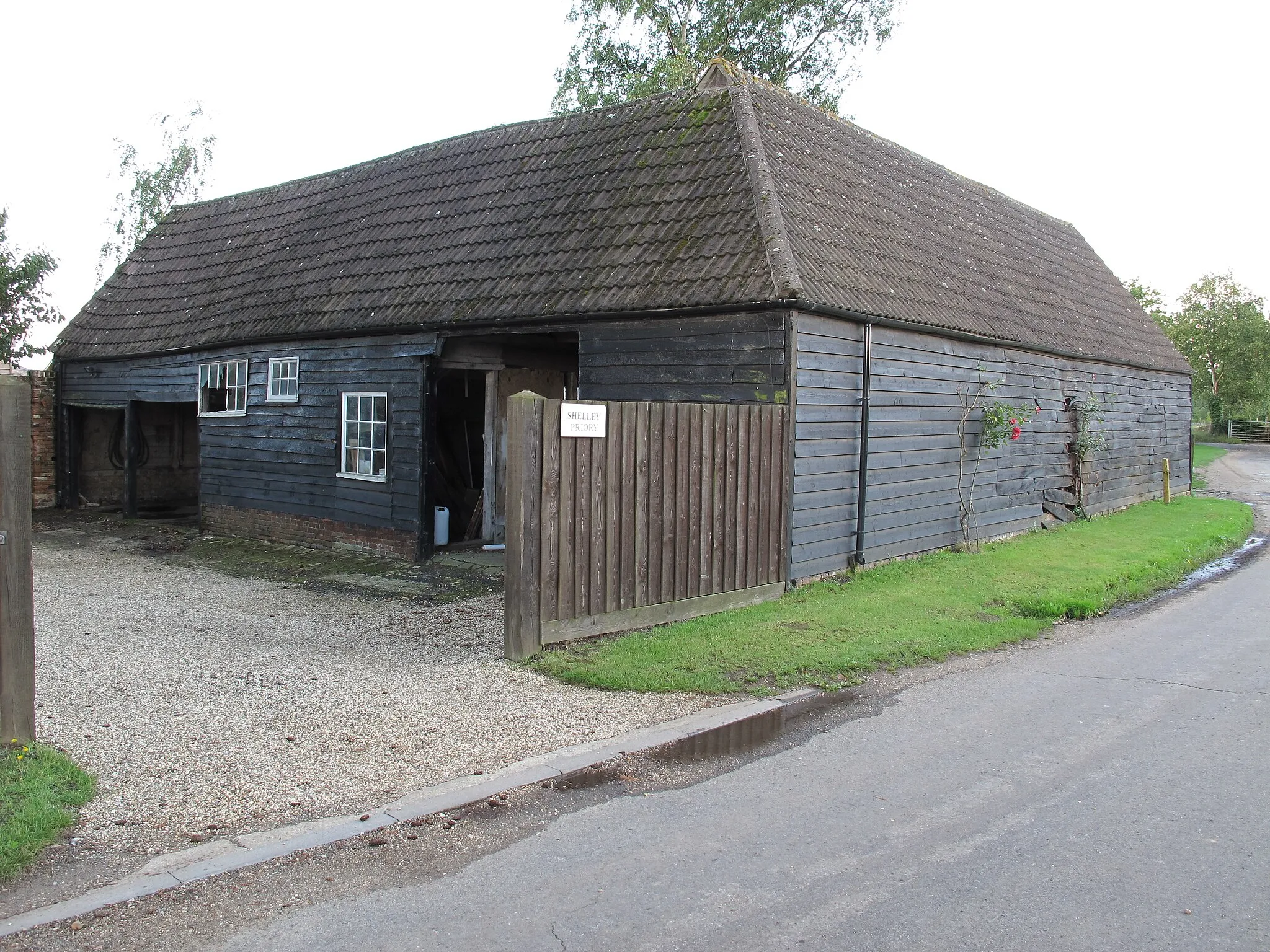 Photo showing: Barn at Shelley Priory Fm