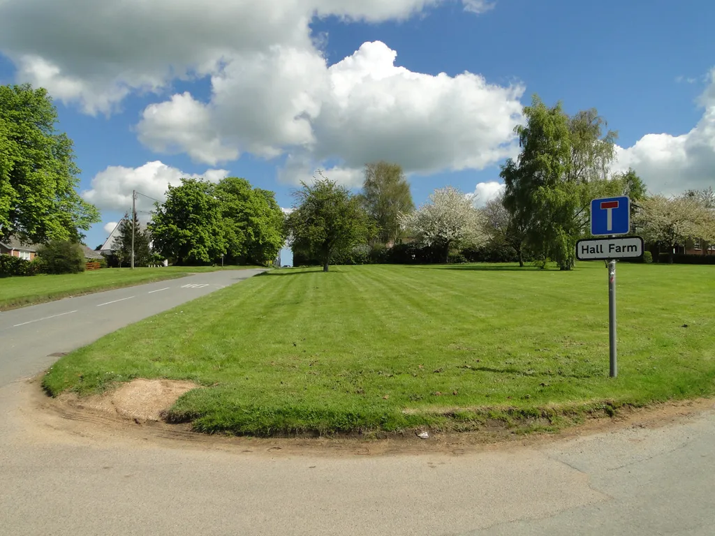 Photo showing: Entrance to Hall Farm - No through road