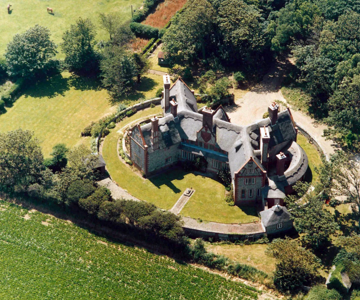 Photo showing: Commissioned photo taken soon after re-thatching in 1992.