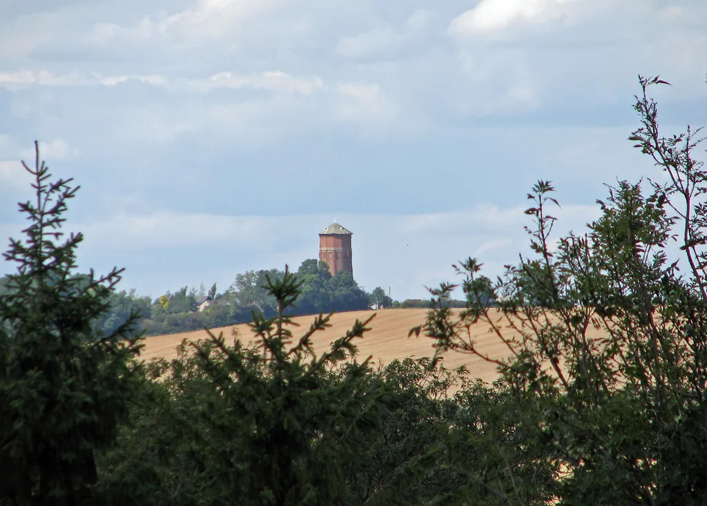 Photo showing: Linton Water Tower seen from Bartlow Hills