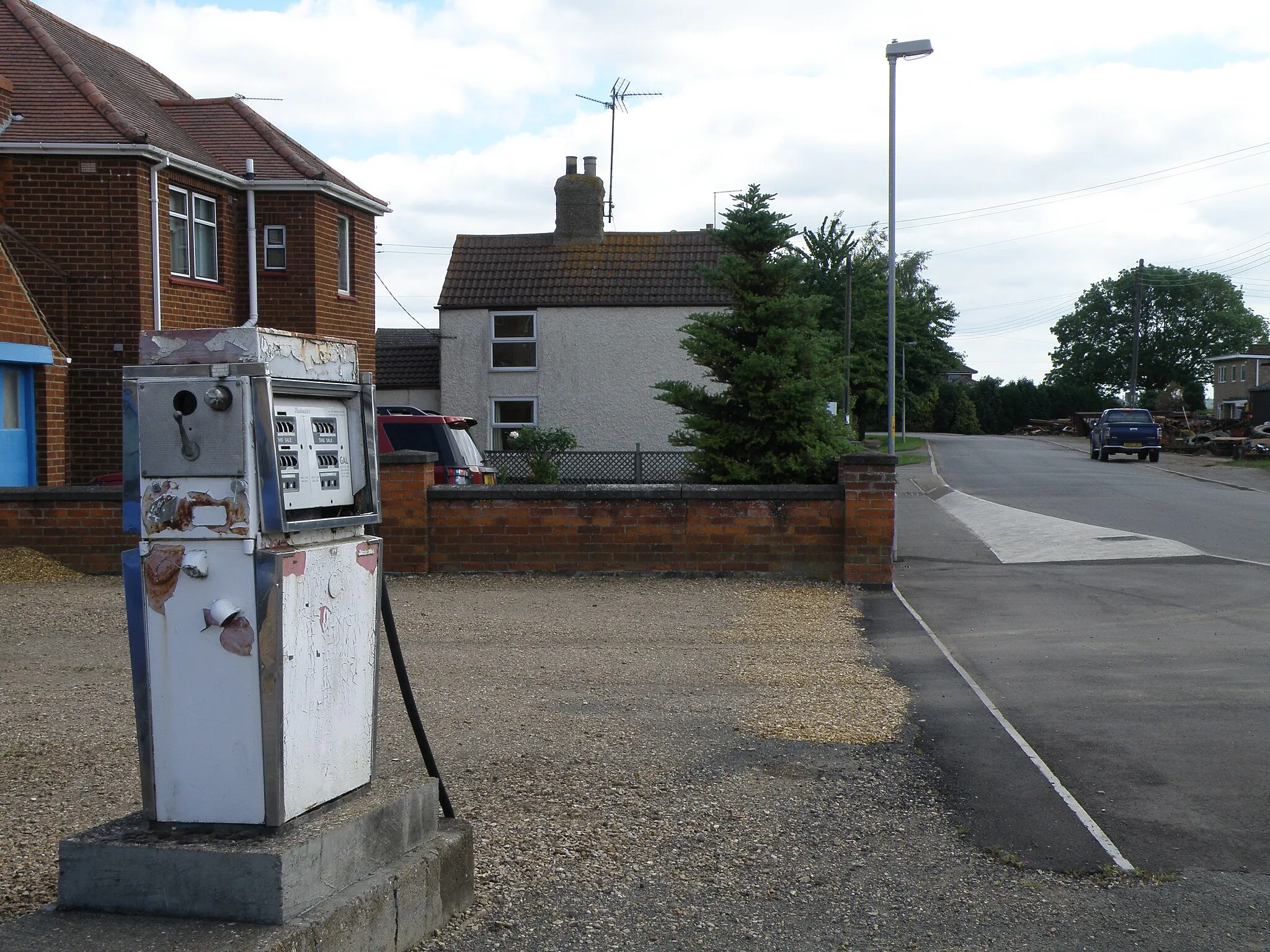 Photo showing: Fuel pump (disused) Benwick