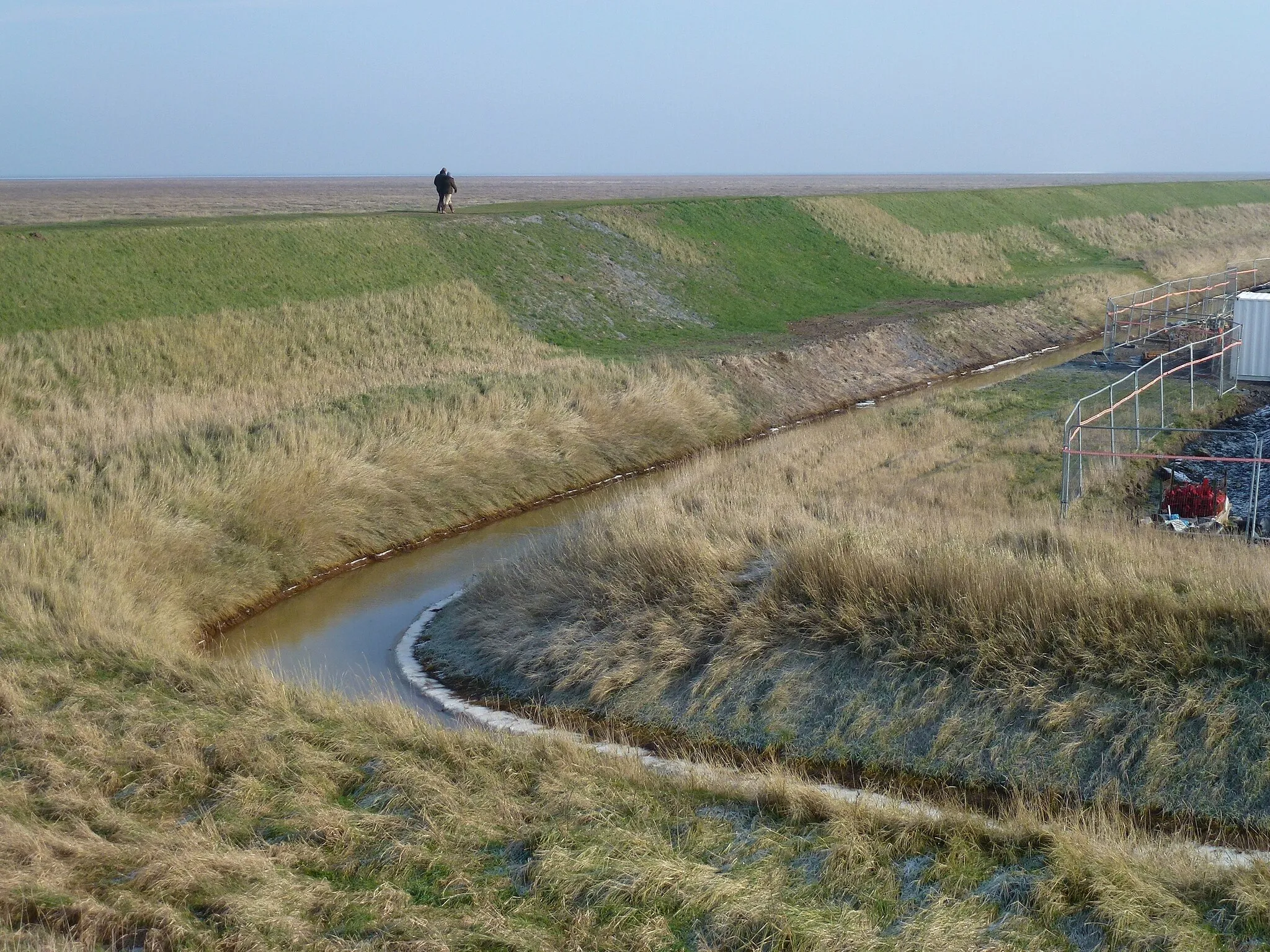 Photo showing: A new section in the sea bank of the Wash