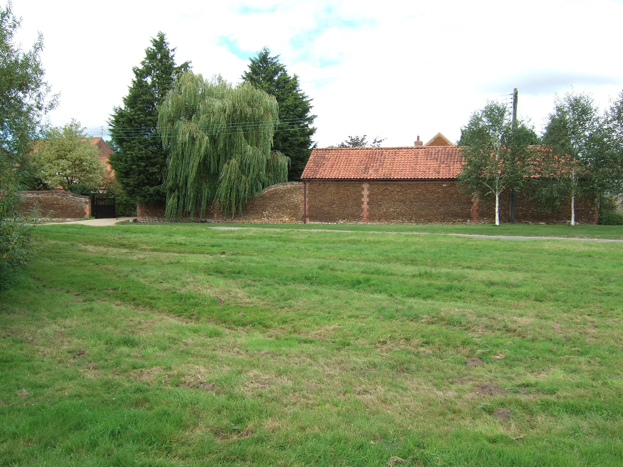 Photo showing: Traditional farm buildings, Roydon, Norfolk