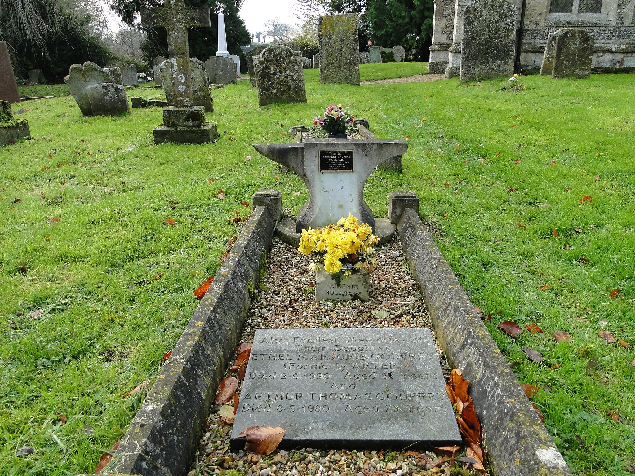 Photo showing: A most unusual grave marker