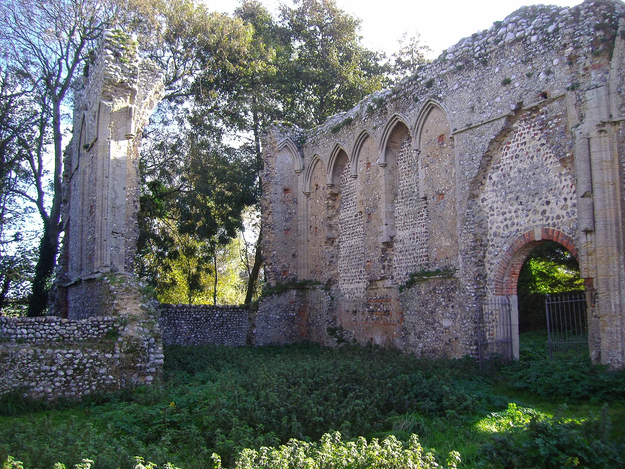 Photo showing: Part of the ruins of Priory of St Mary in the Meadow, Beeston Regis, Norfolk.