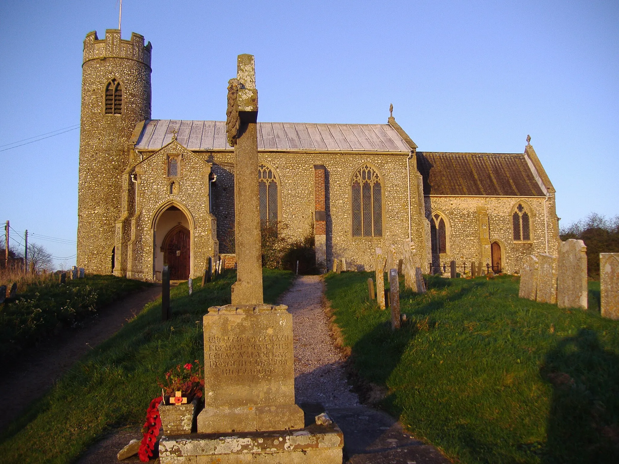 Photo showing: A Digital Photograph of the Parish Church and War memorial at Aylmerton