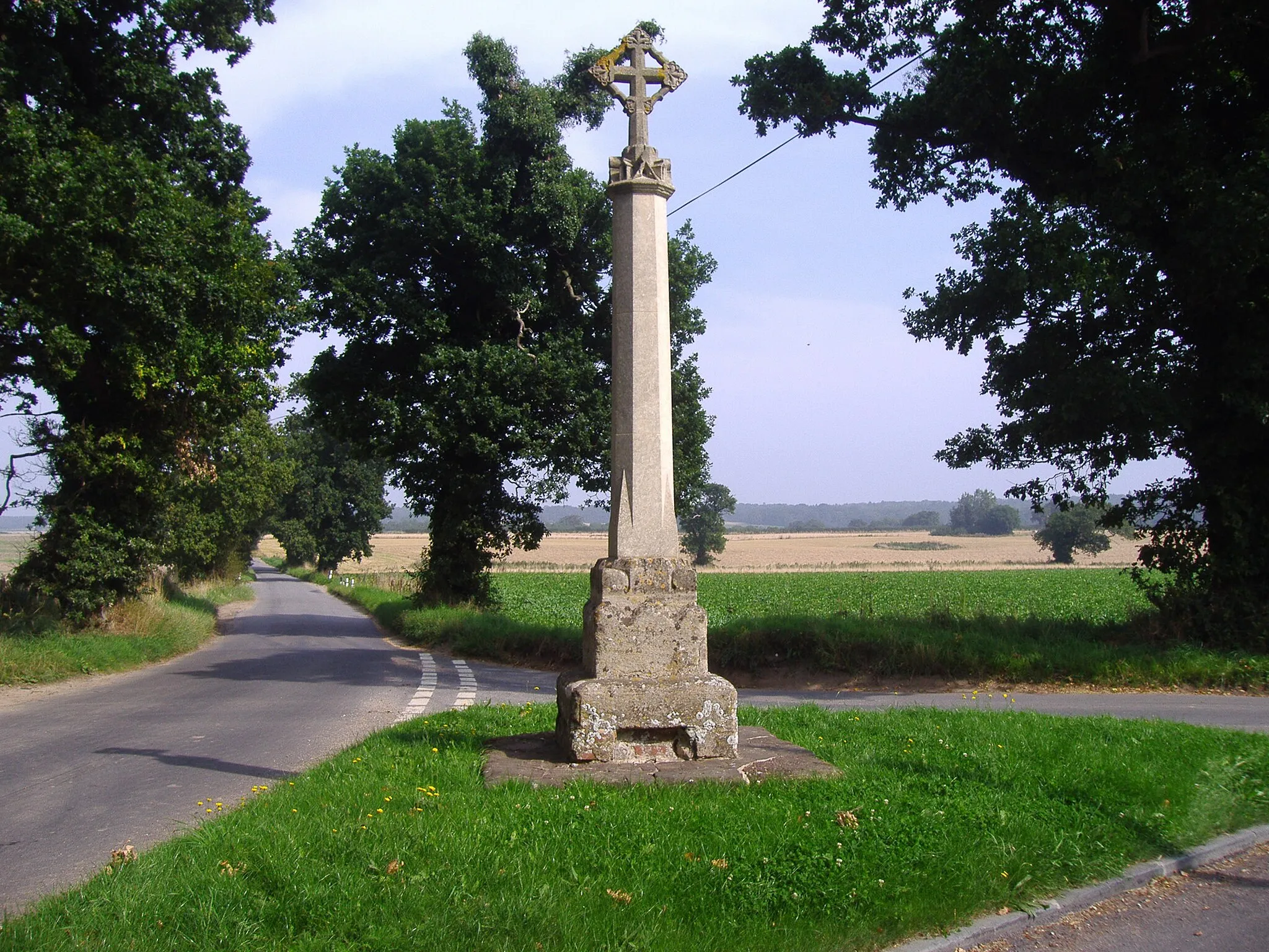 Photo showing: The Stone cross south of the village of Aylmerton in the english county of Norfolk