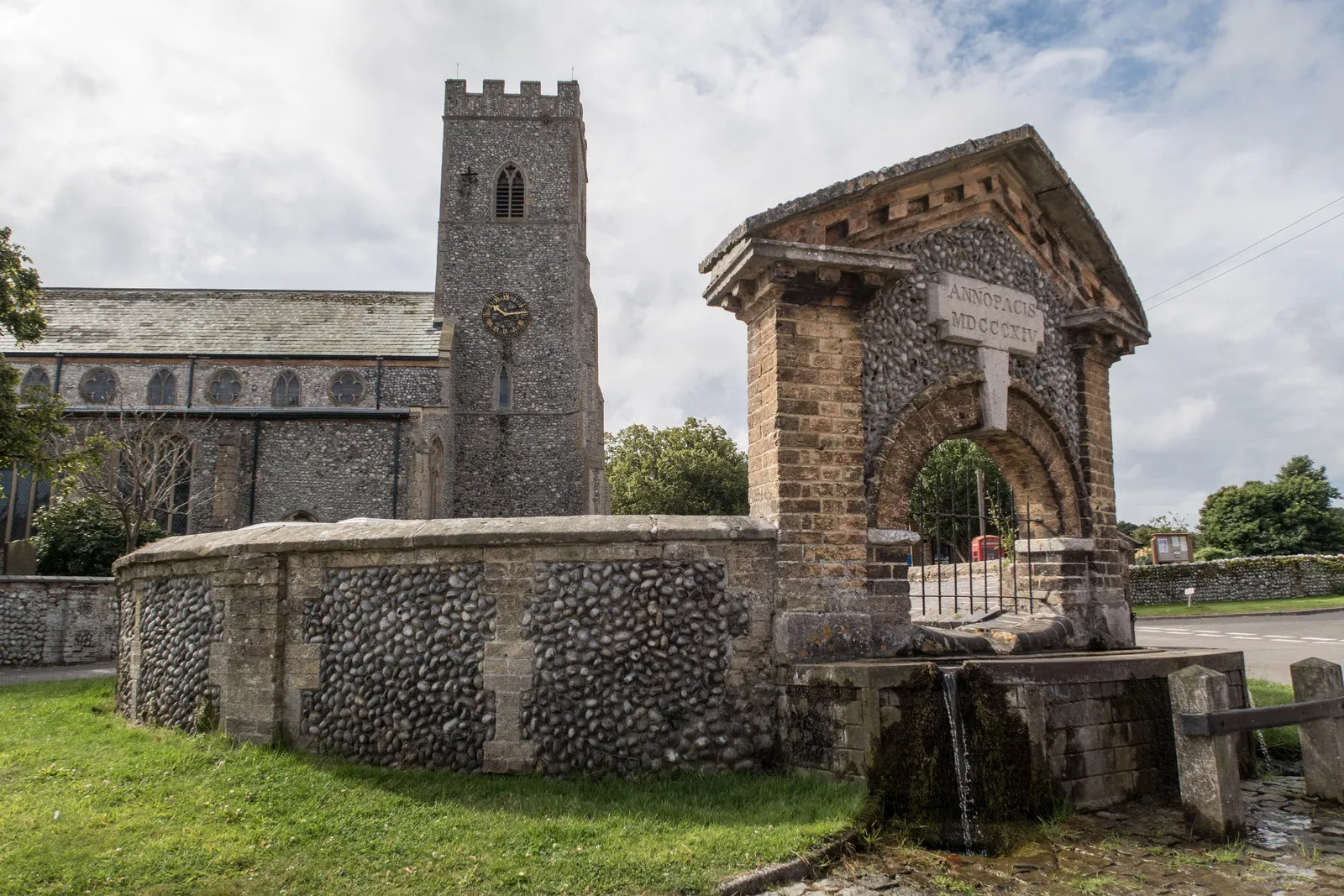 Photo showing: Raised pond with water trough, Upper Sheringham Church