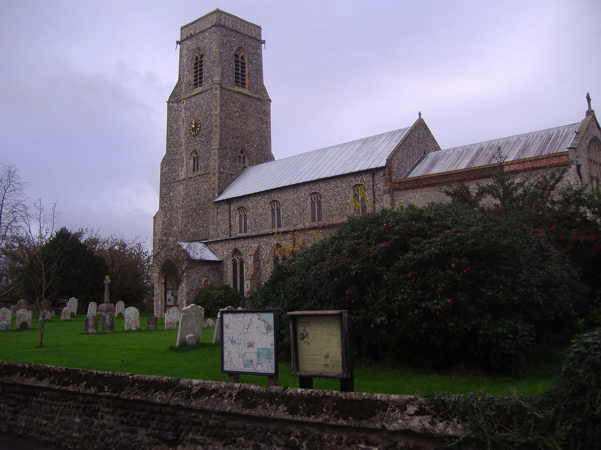 Photo showing: A Digital Photograph of the parish Church in the village of Trunch, Norfolk taken on the 10th November 2007 by stavros1.