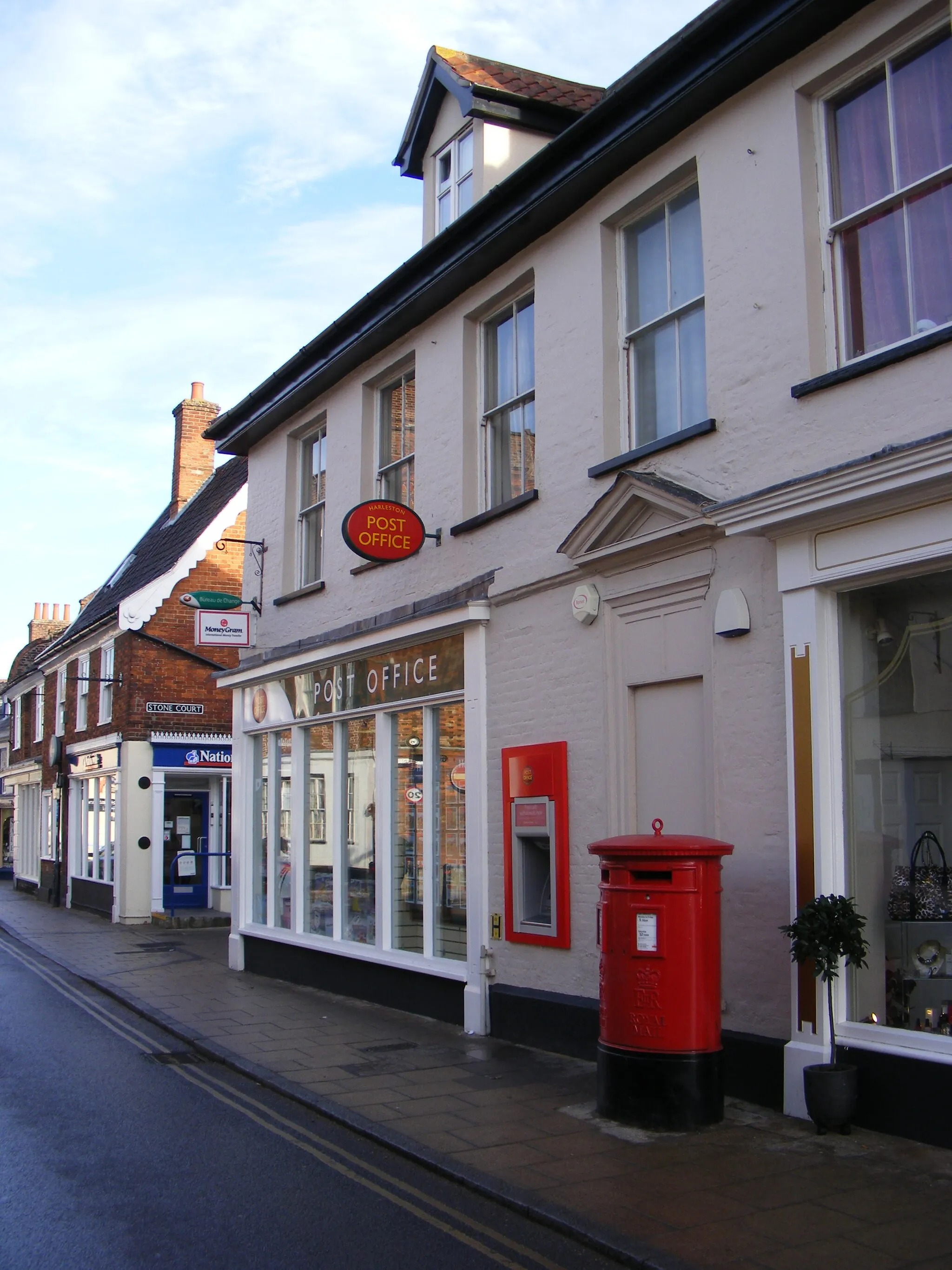 Photo showing: Harleston Post Office & Royal Mail The Thoroughfare Postbox