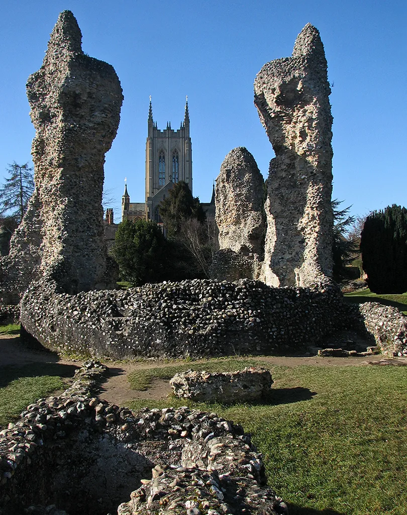 Photo showing: Bury St Edmunds: cathedral tower and abbey ruins