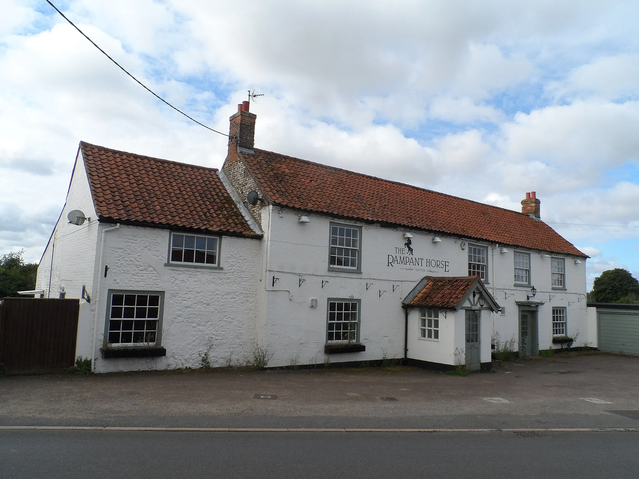 Photo showing: The Rampant Horse pub (closed), Gayton