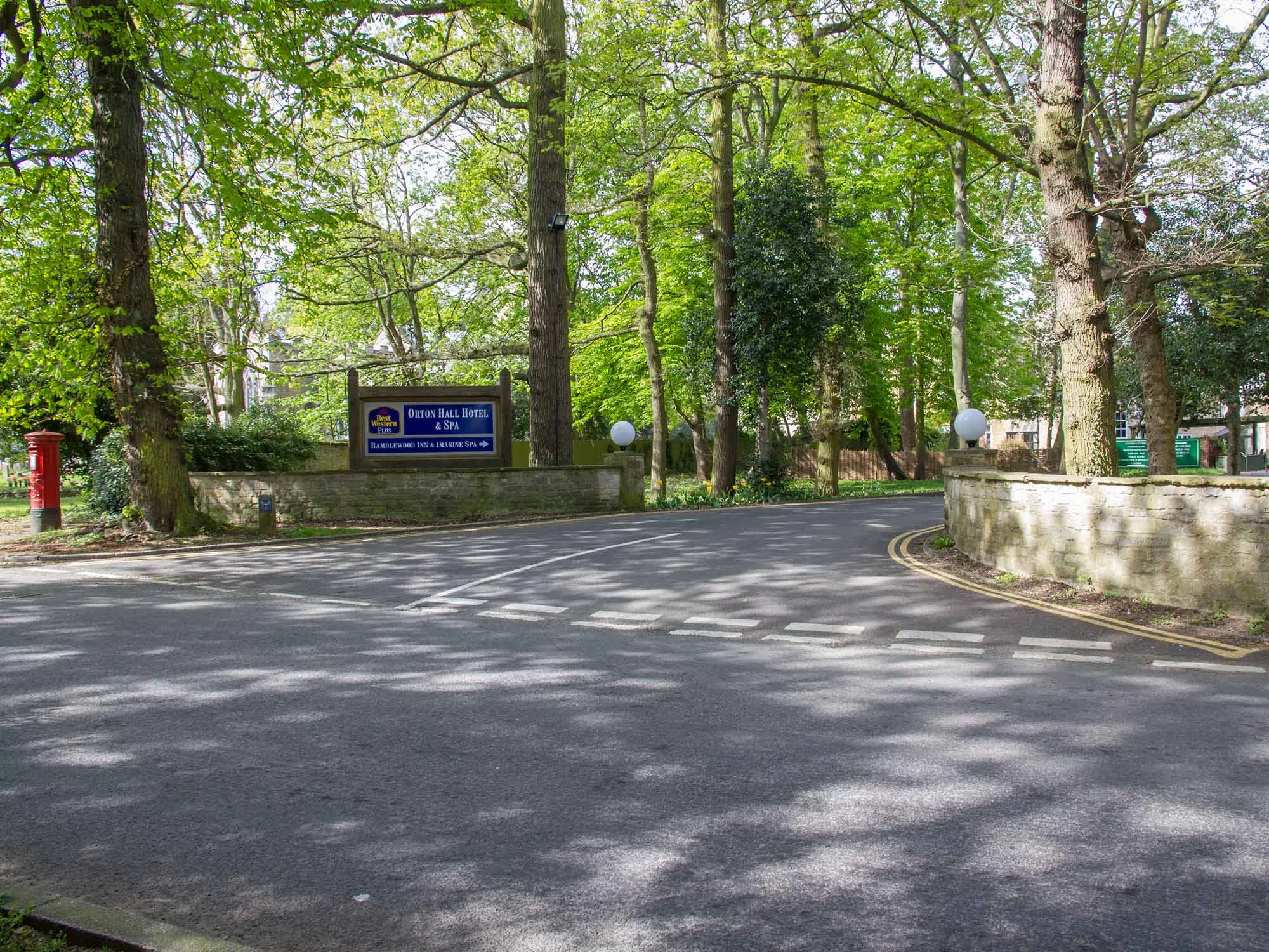 Photo showing: Entrance drive to Orton Hall Hotel