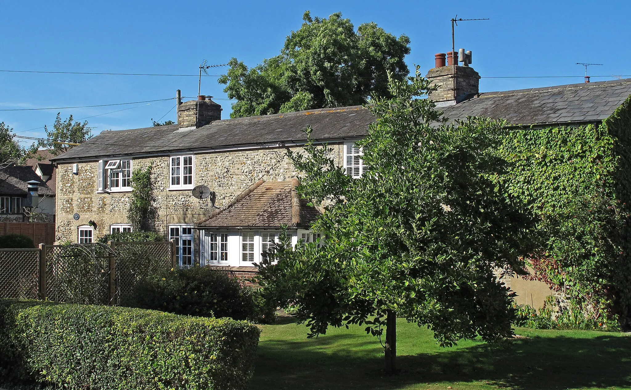 Photo showing: Flint and brick faced cottages, Pebmarsh