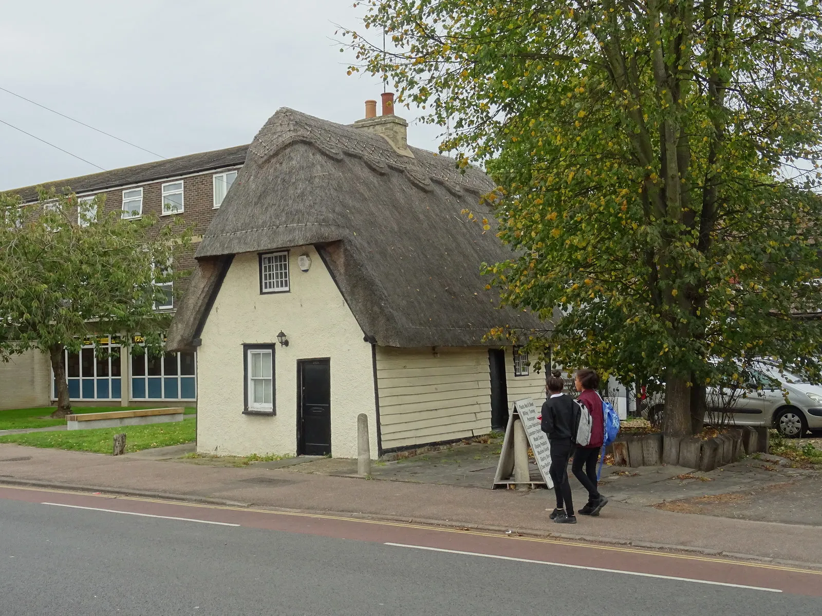 Photo showing: Thatched Cottage on High Street