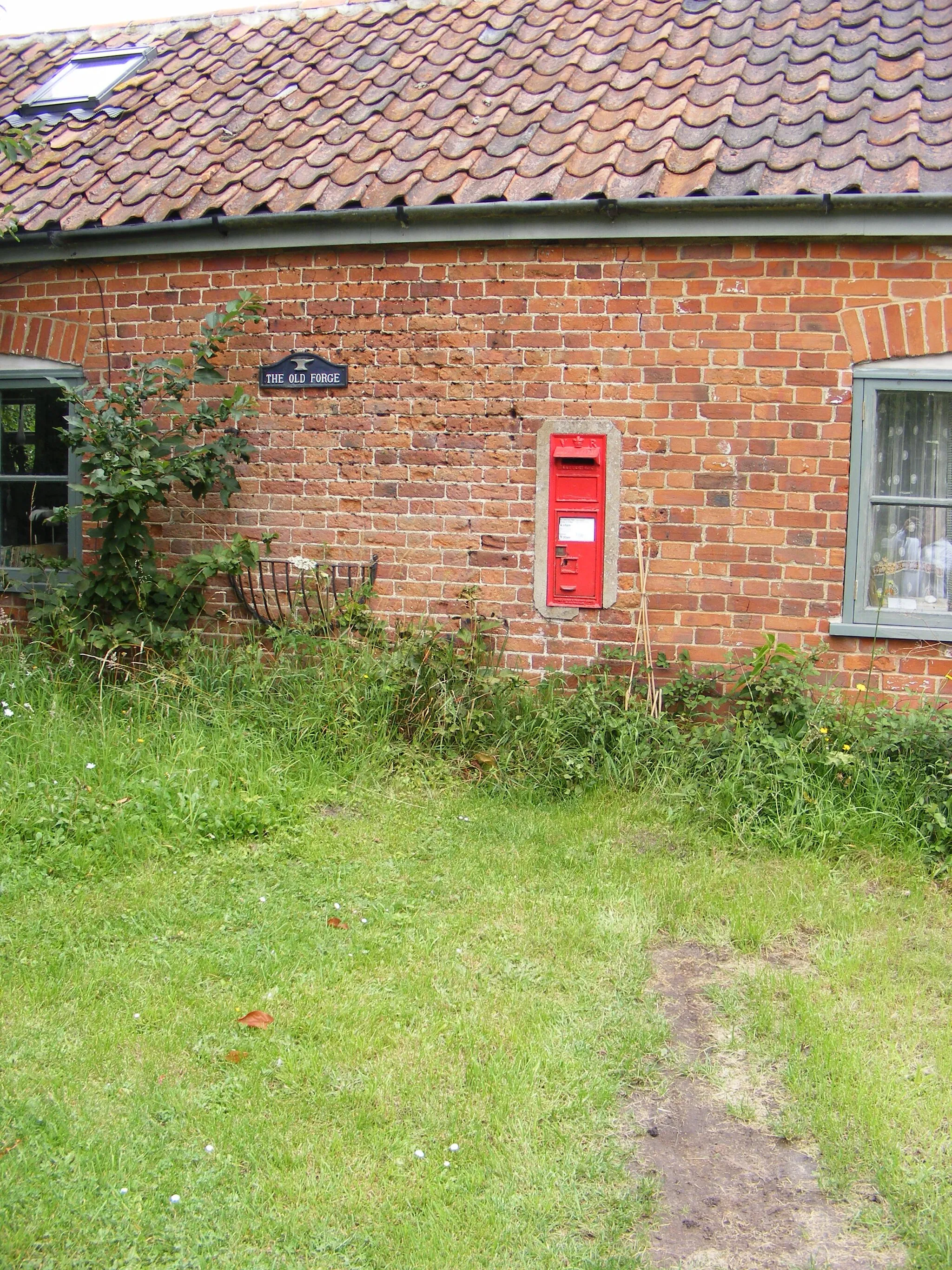 Photo showing: Church End Victorian Postbox