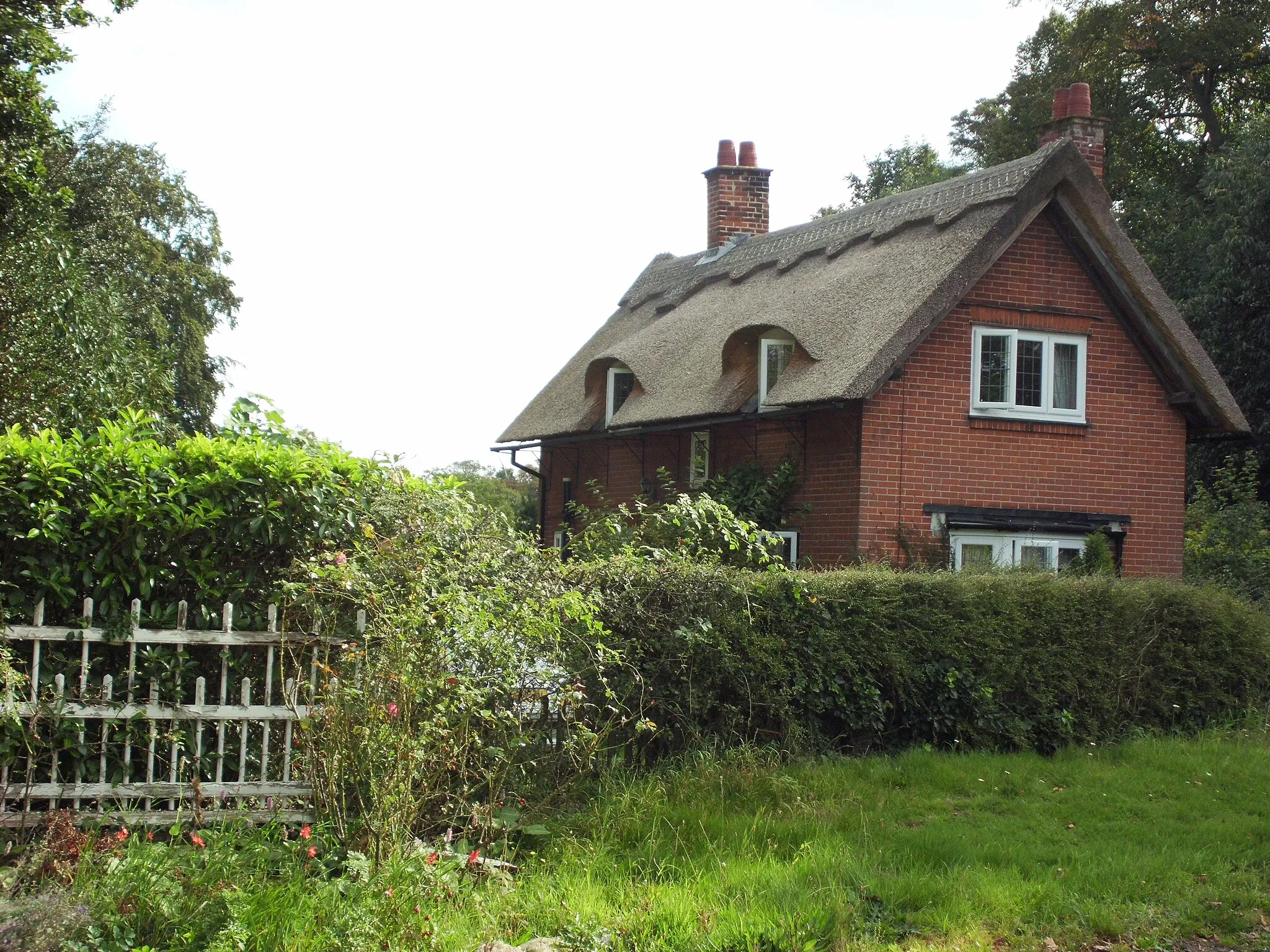 Photo showing: Lodge, Burnley Hall