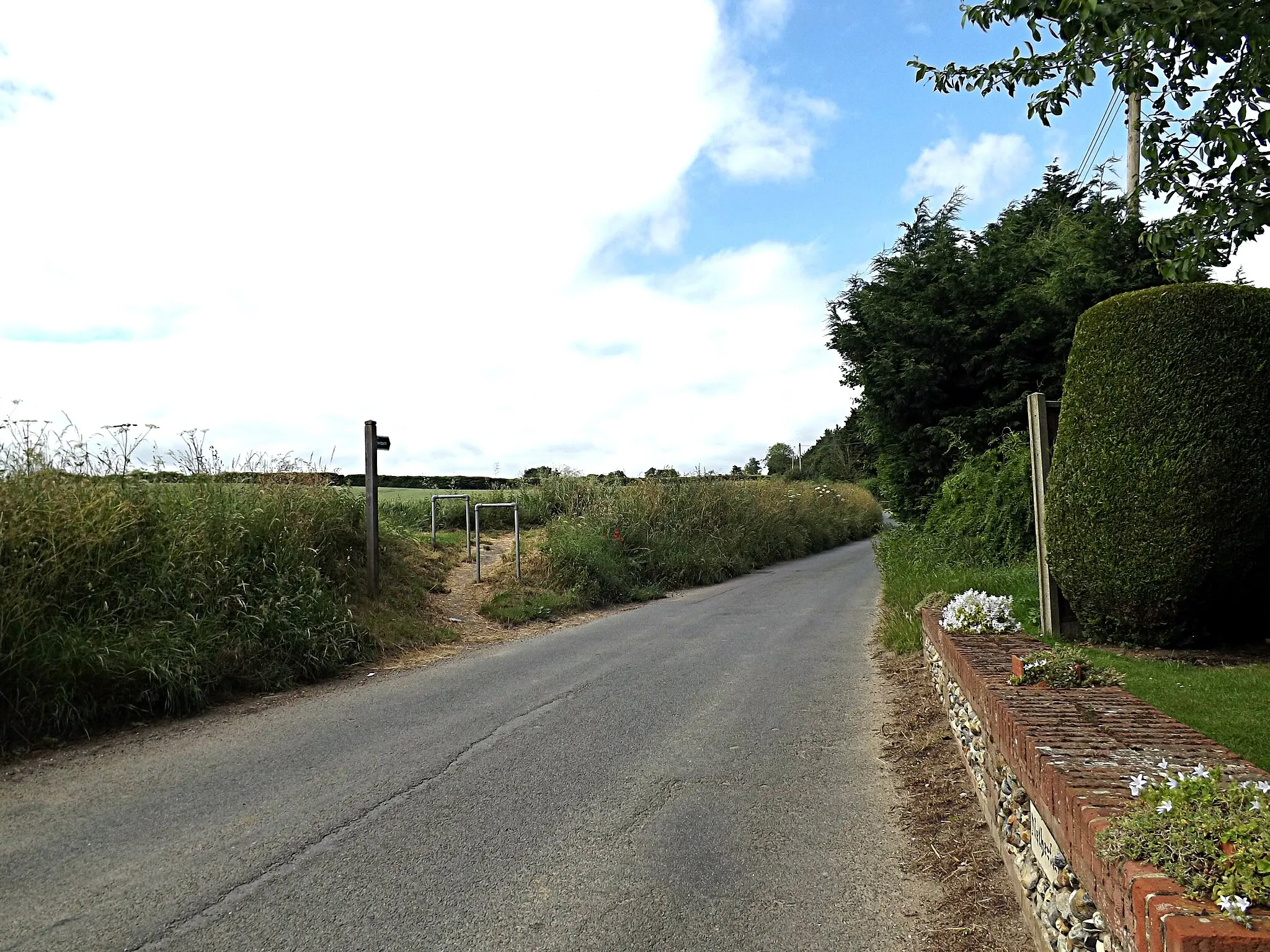 Photo showing: Upper Street & footpath