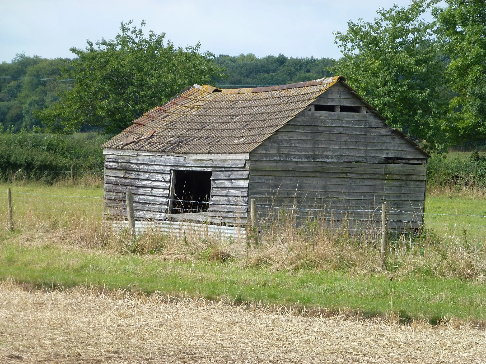 Photo showing: Well weathered shed in Caldecote