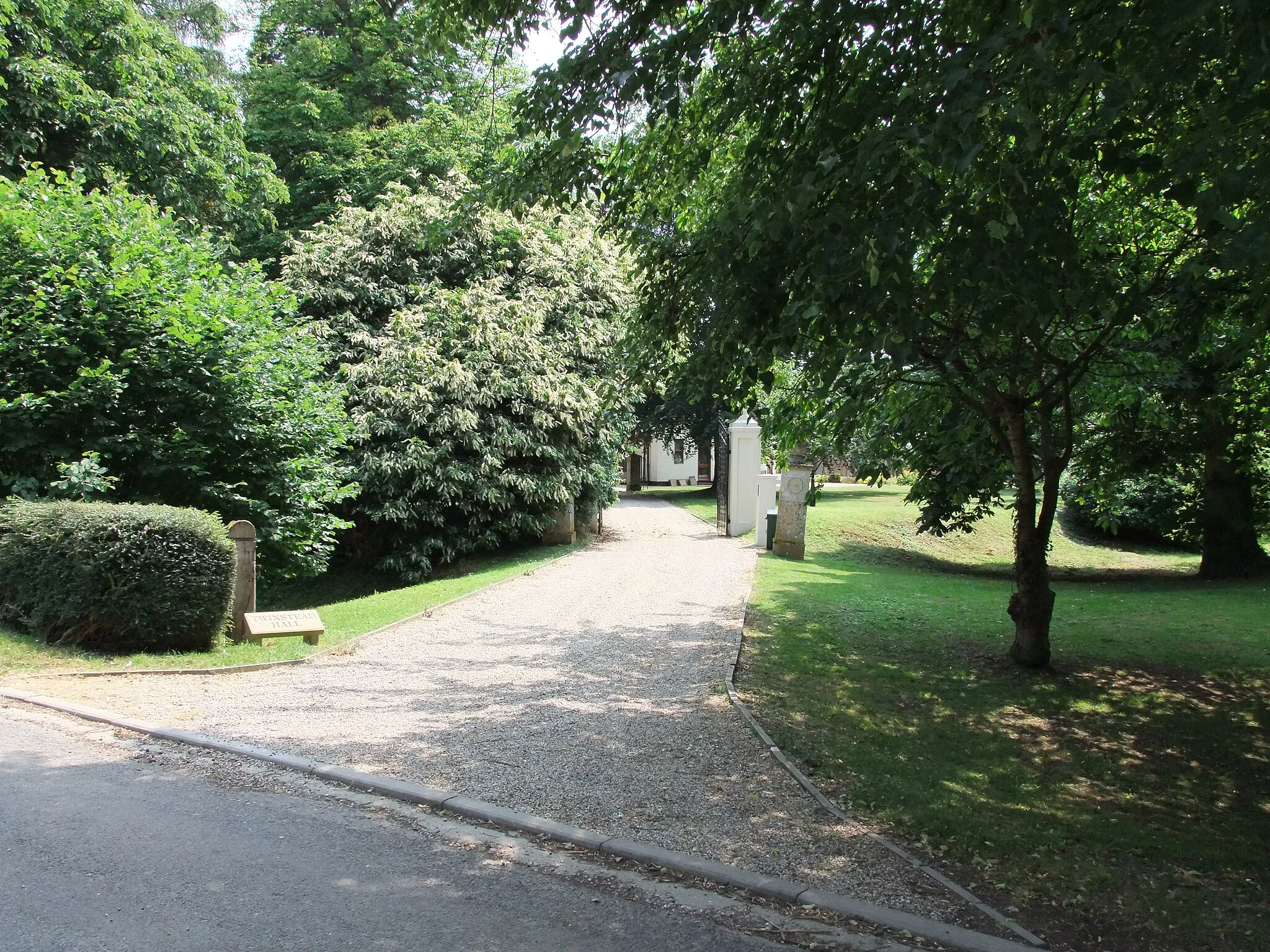 Photo showing: Gate entrance to Twinstead Hall, in Church Road