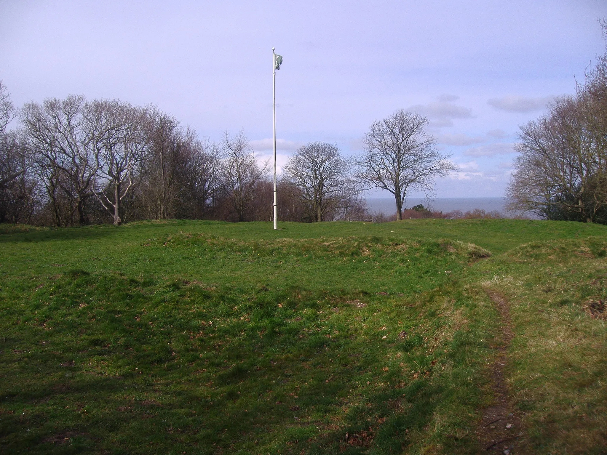 Photo showing: A Digital Photograph of the summit of Beacon hill the highest point in Norfolk taken by Stavros1 (talk) 14:24, 6 April 2008 (UTC)