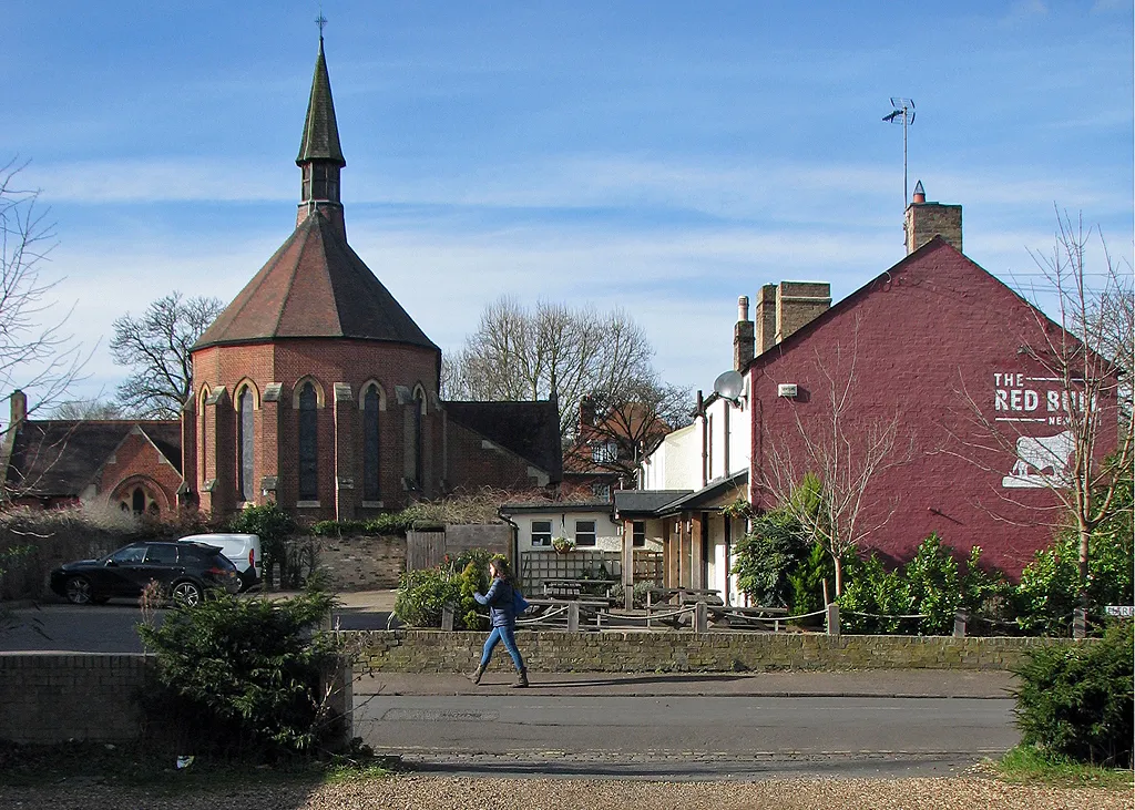 Photo showing: Newnham: St Mark's Church and The Red Bull